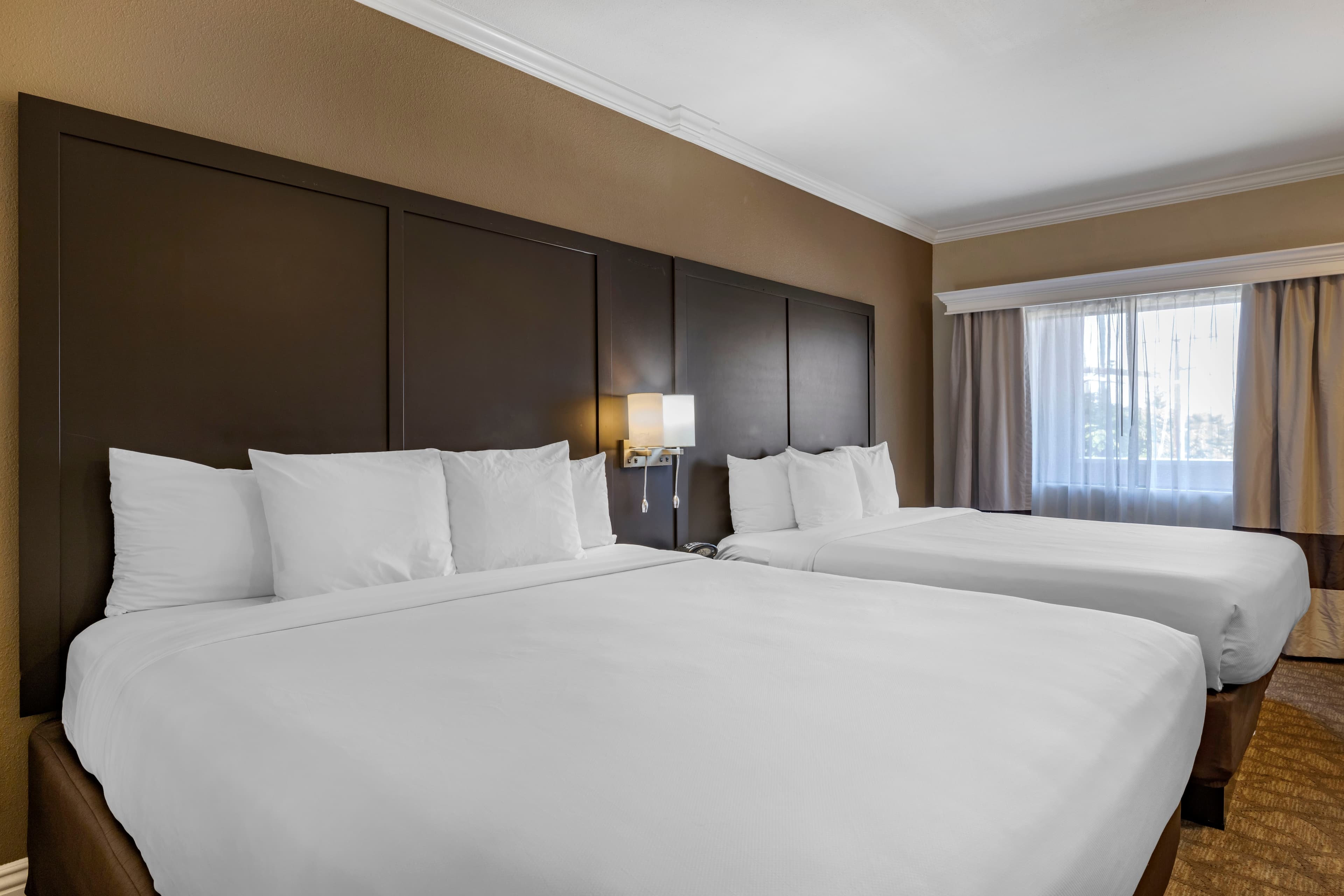 Comfort Inn & Suites Huntington Beach - Image 2