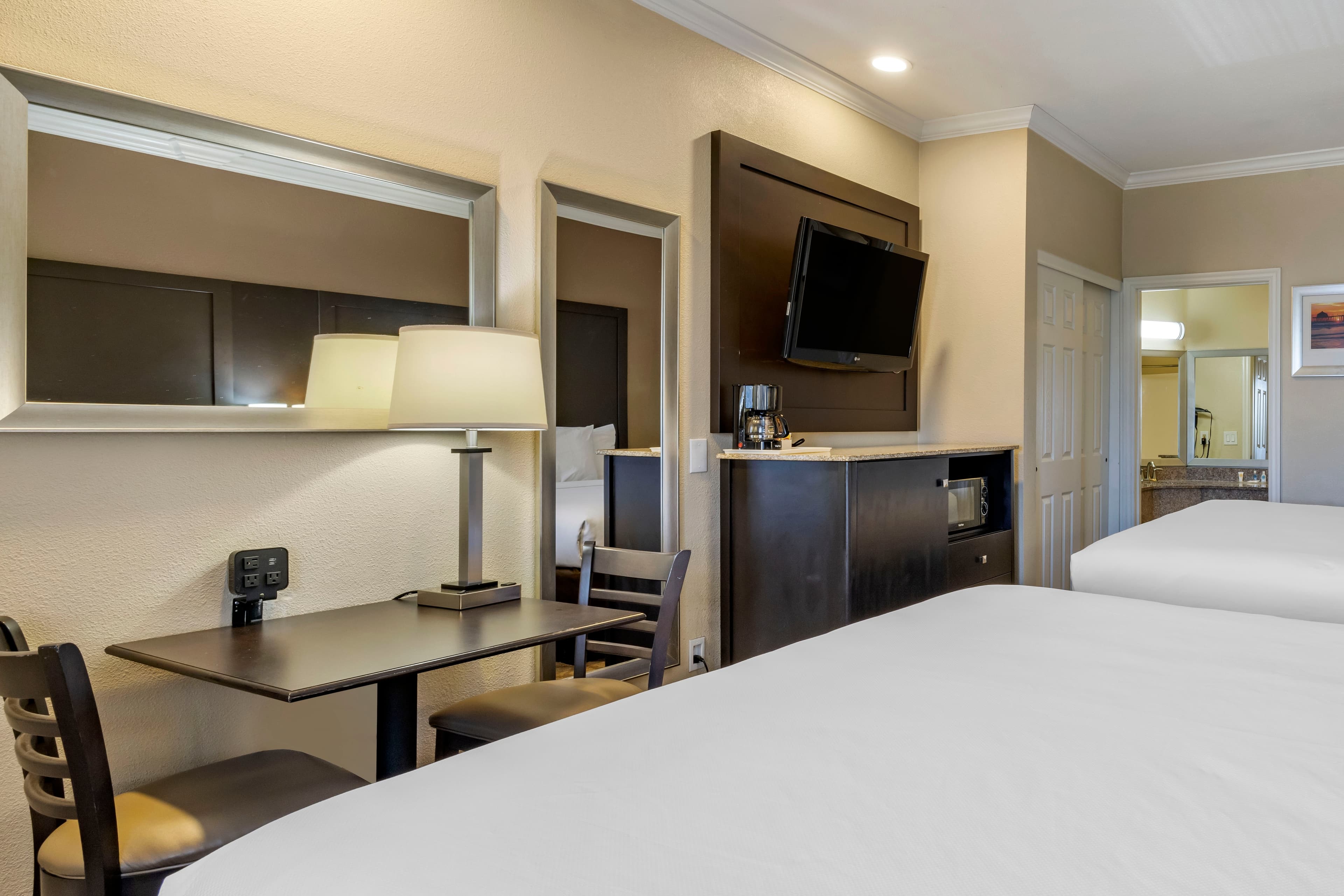 Comfort Inn & Suites Huntington Beach - Image 3