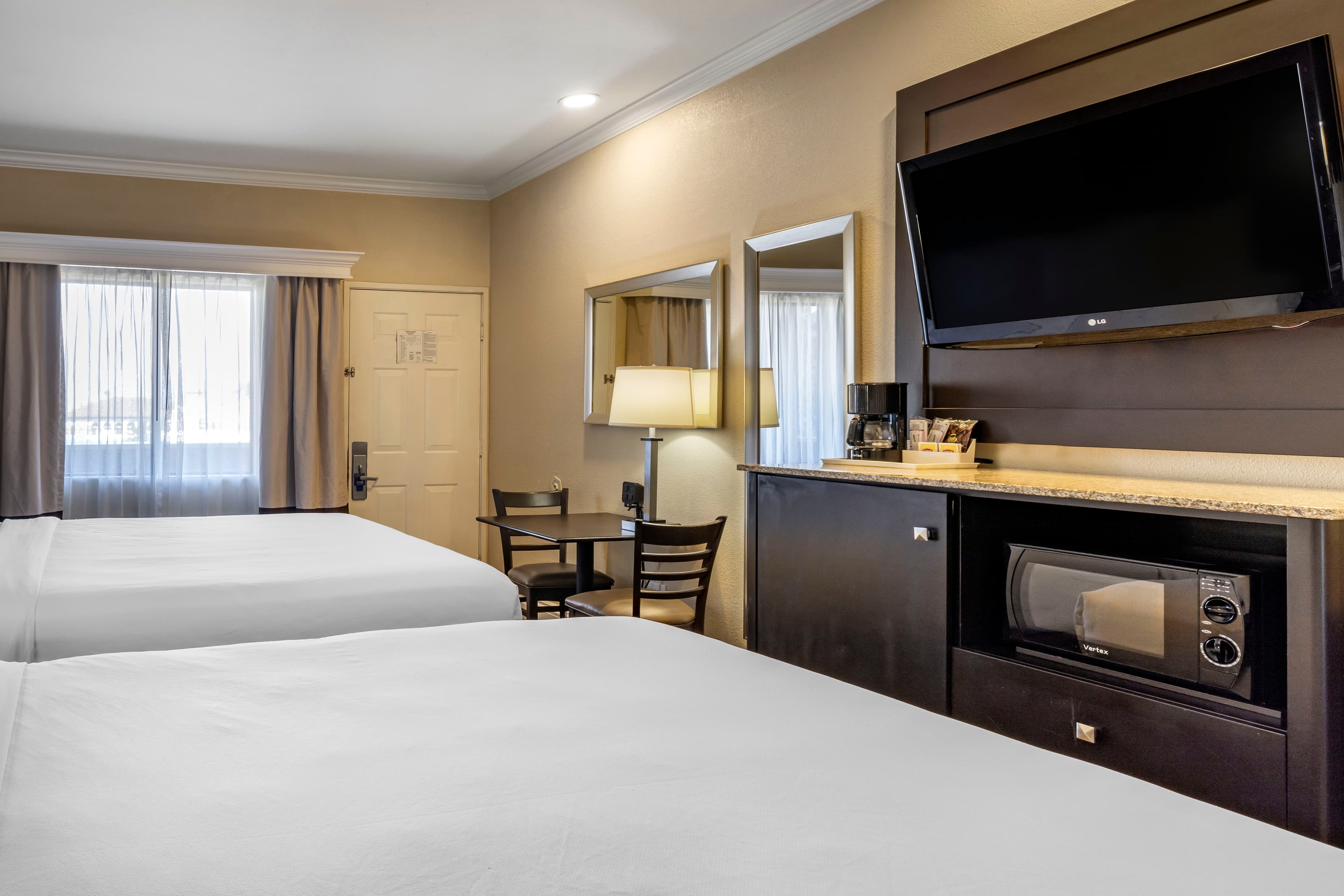 Comfort Inn & Suites Huntington Beach - Image 4