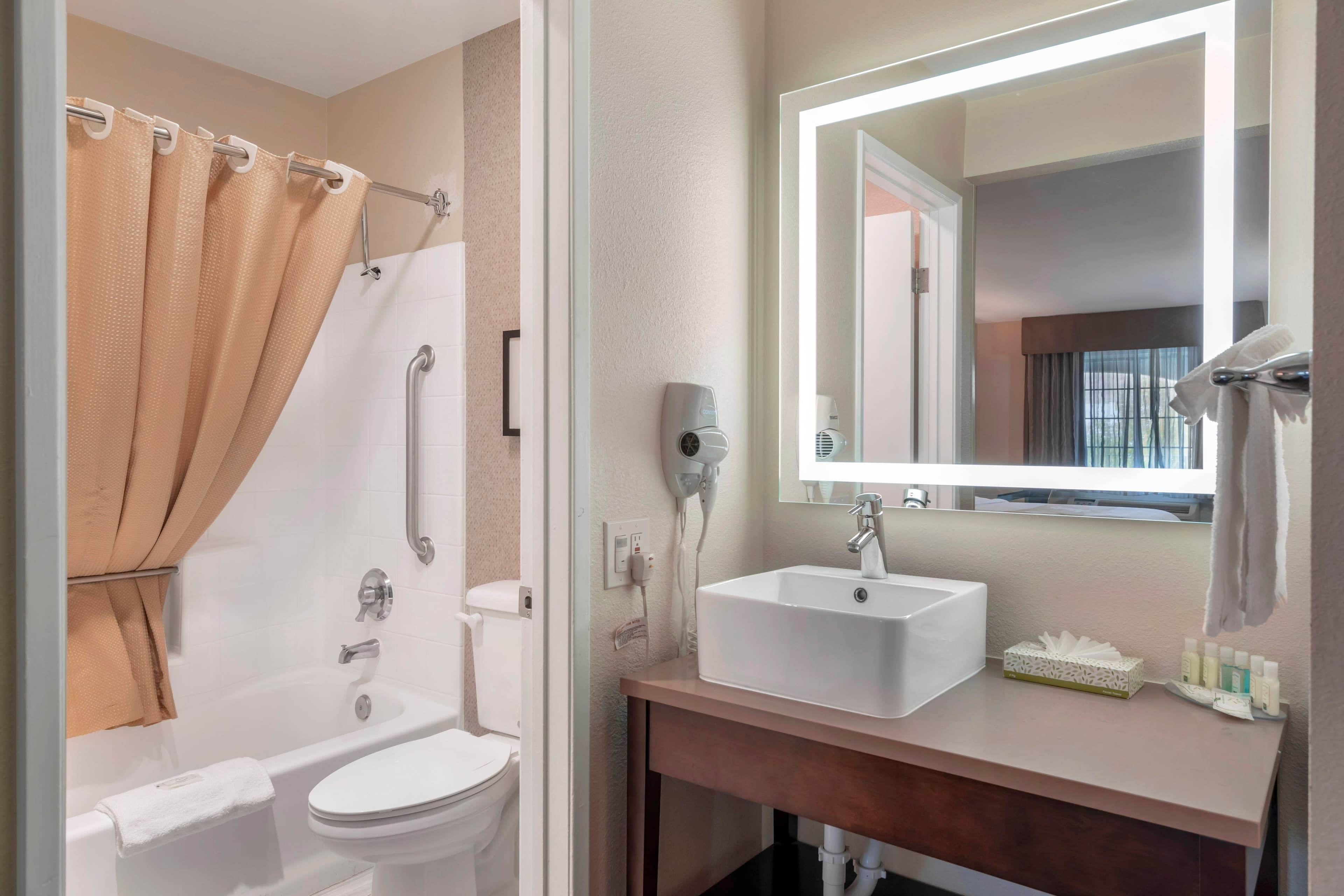 Quality Inn & Suites Camarillo-Oxnard - Image 5