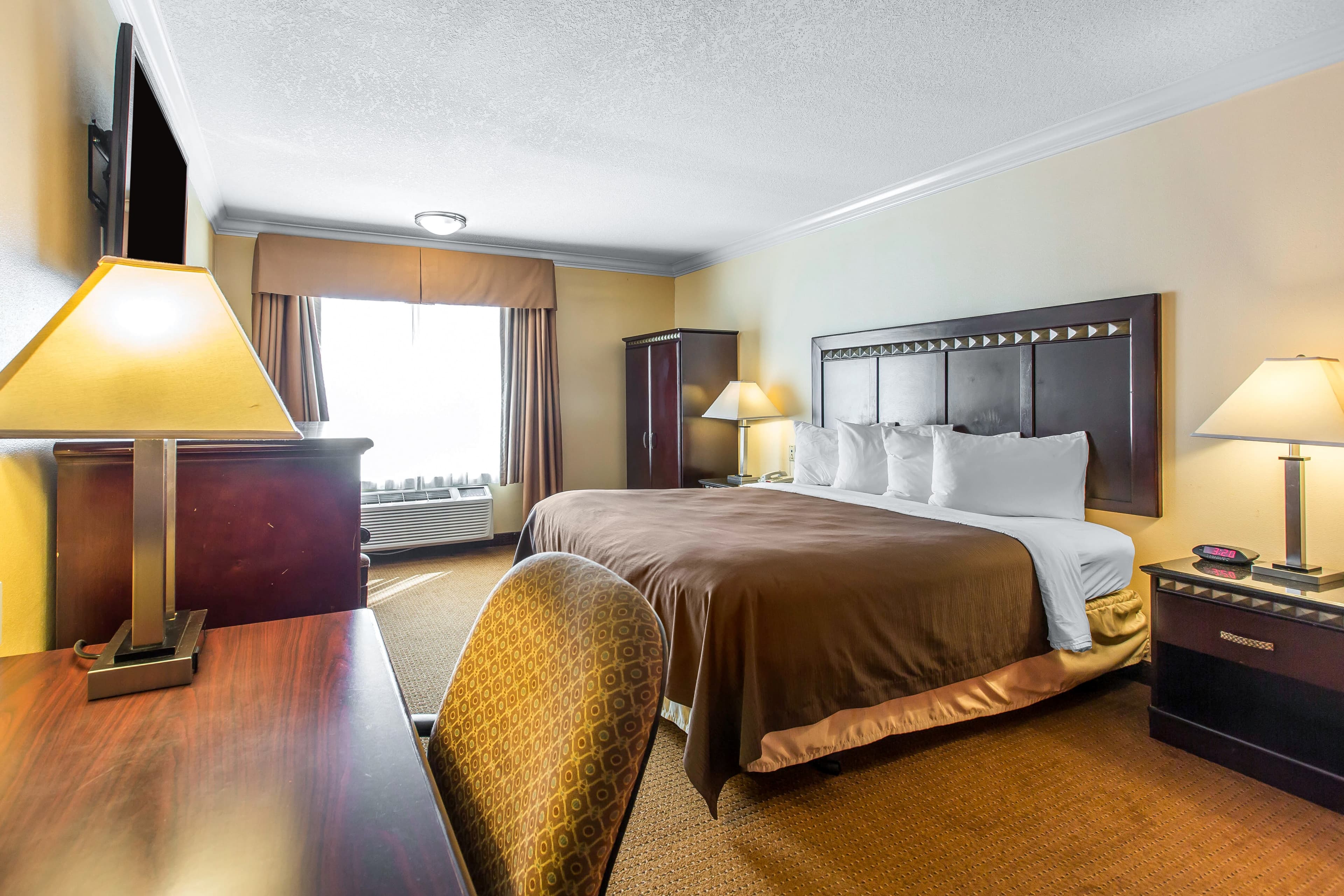 Quality Inn & Suites Bell Gardens-Los Angeles - Image 2