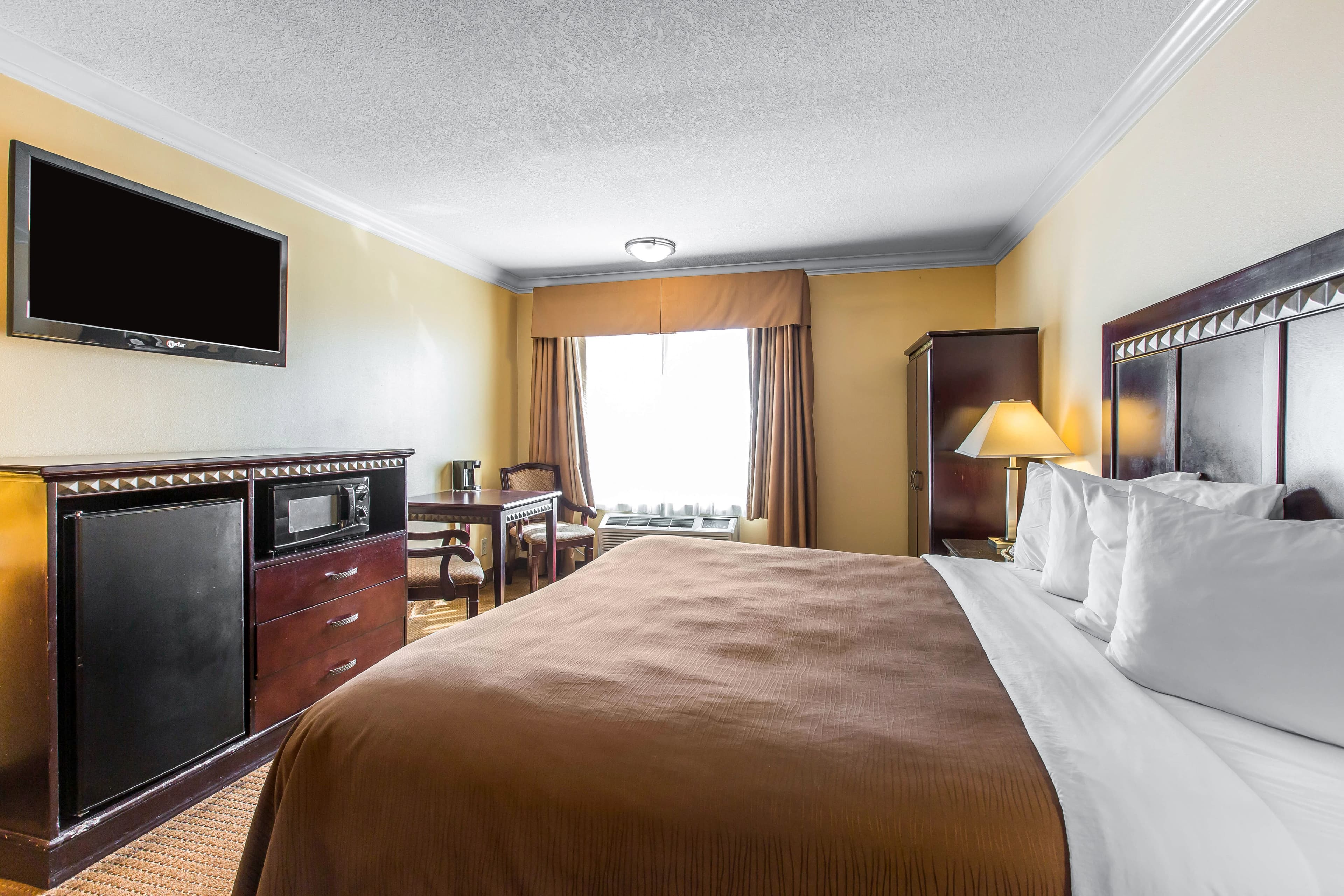 Quality Inn & Suites Bell Gardens-Los Angeles - Image 3