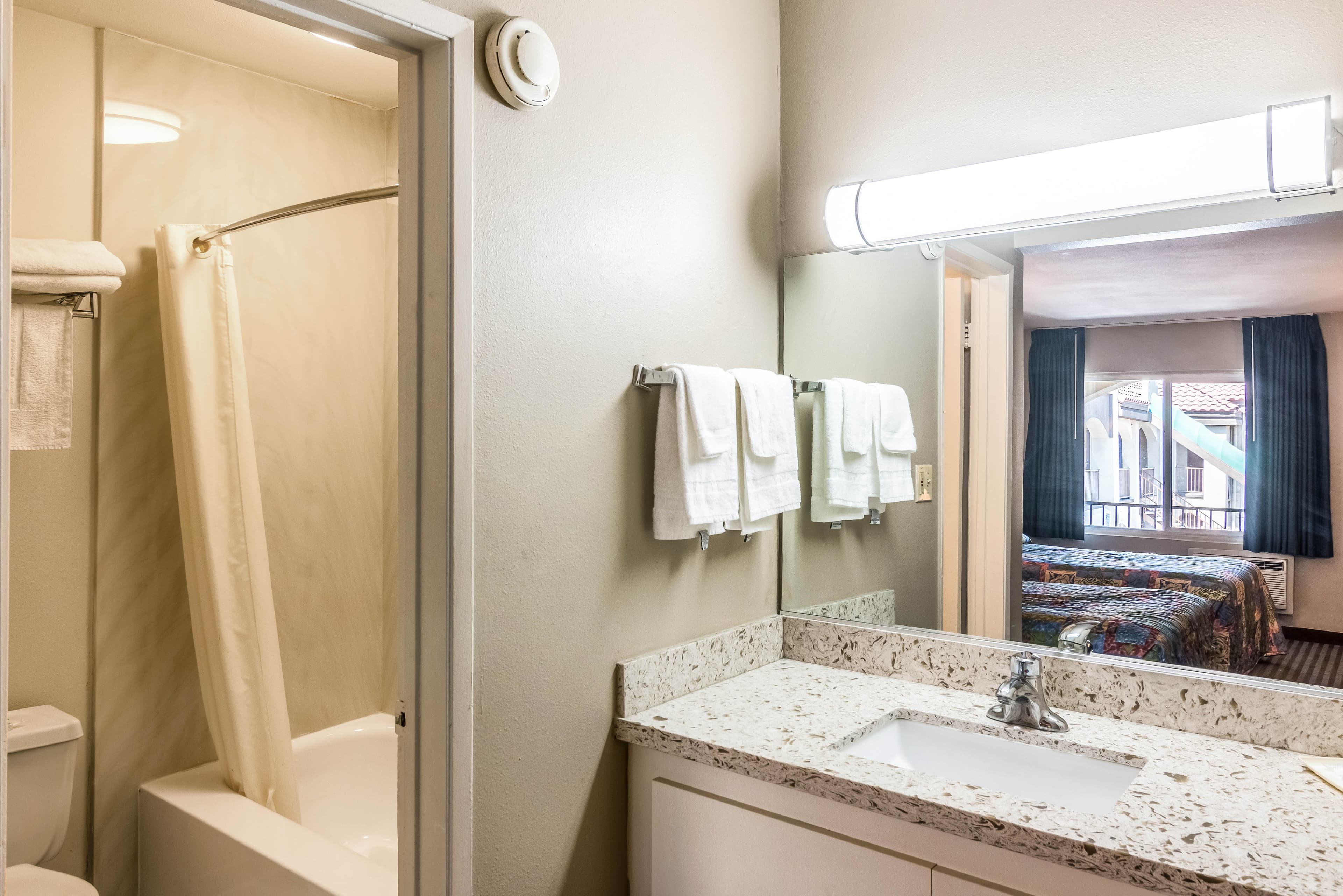 Rodeway Inn Regalodge — 10
