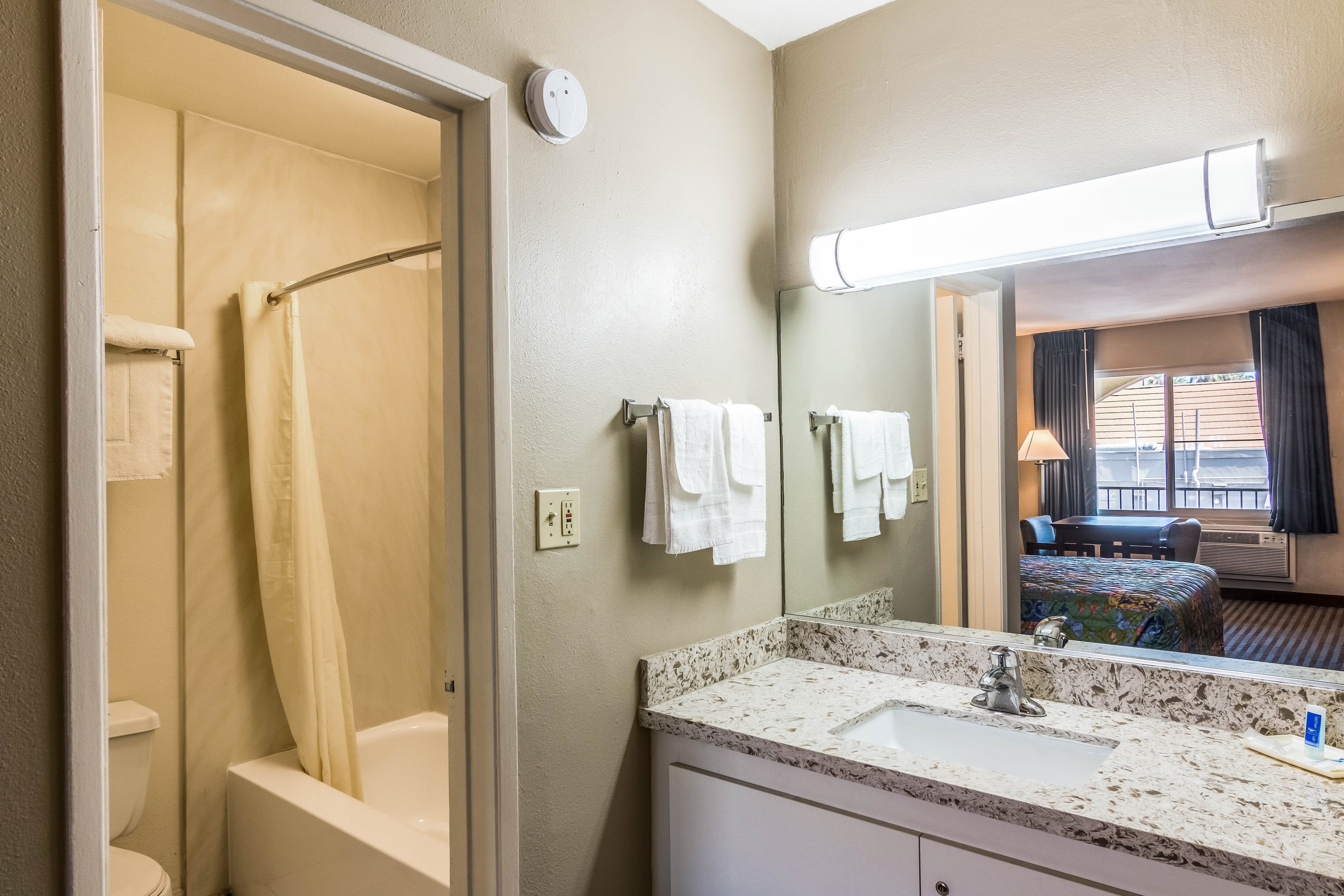 Rodeway Inn Regalodge — 16