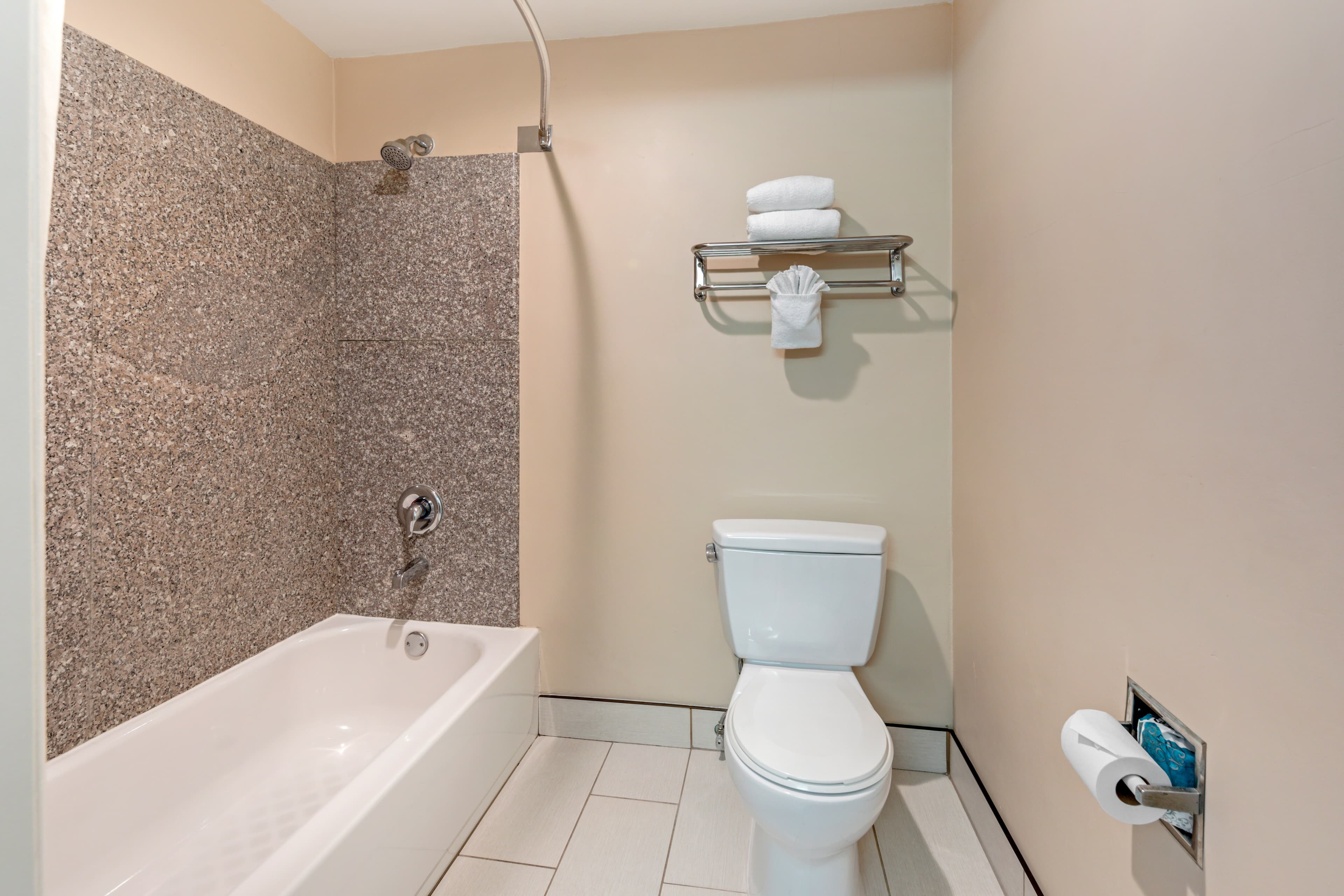 Quality Inn & Suites Anaheim Maingate — 6