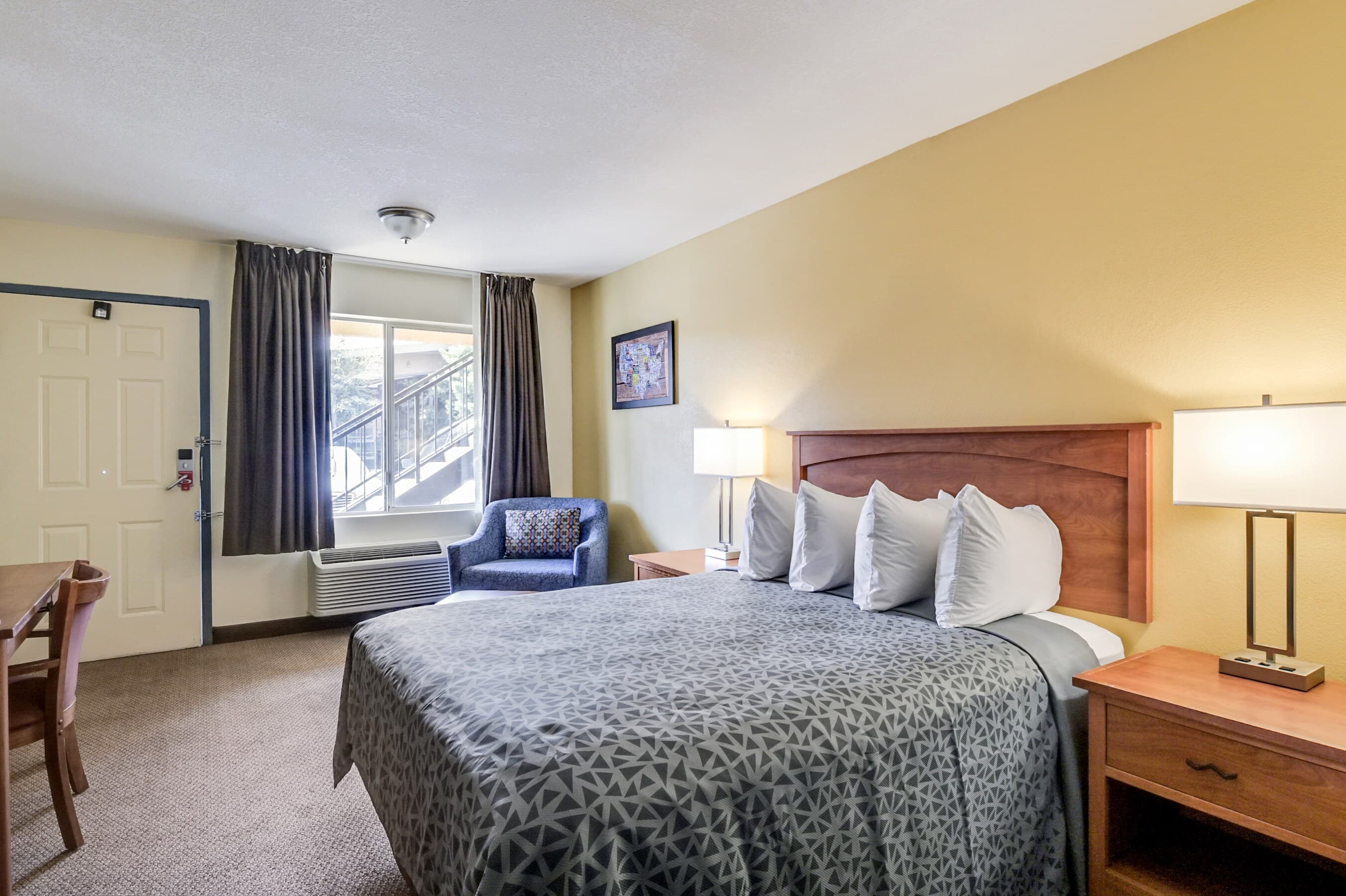 Econo Lodge Inn & Suites Lodi - Wine Country Area - Image 3