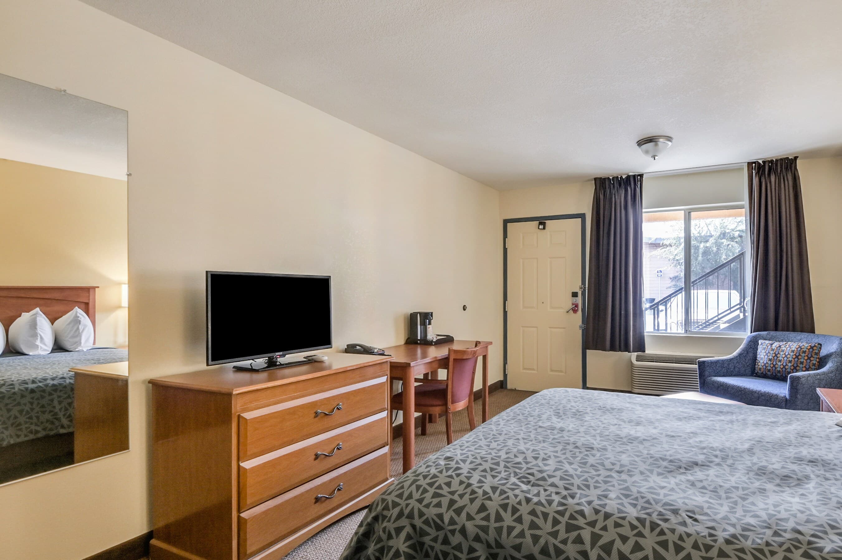 Econo Lodge Inn & Suites Lodi - Wine Country Area - Image 4