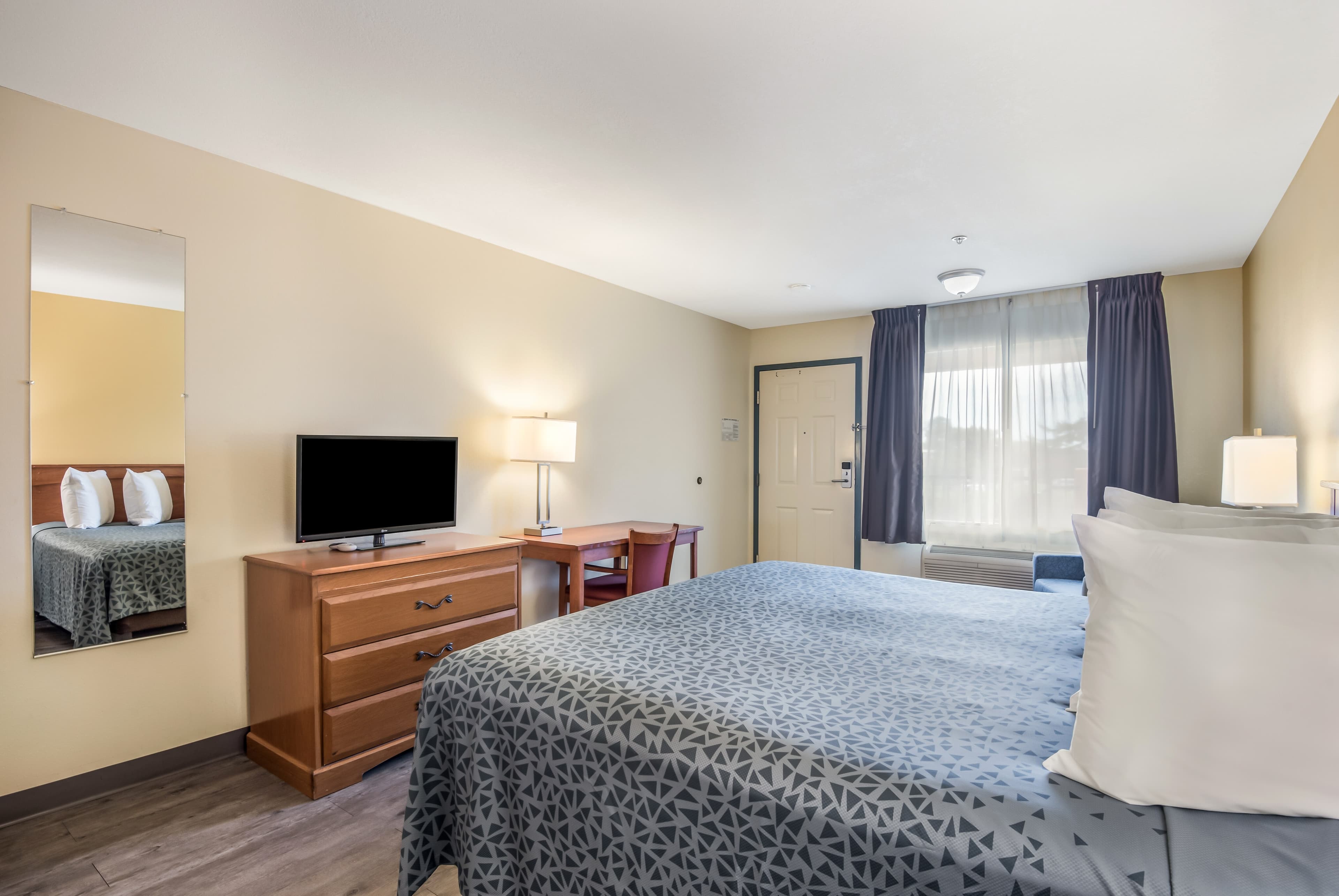 Econo Lodge Inn & Suites Lodi - Wine Country Area — 7