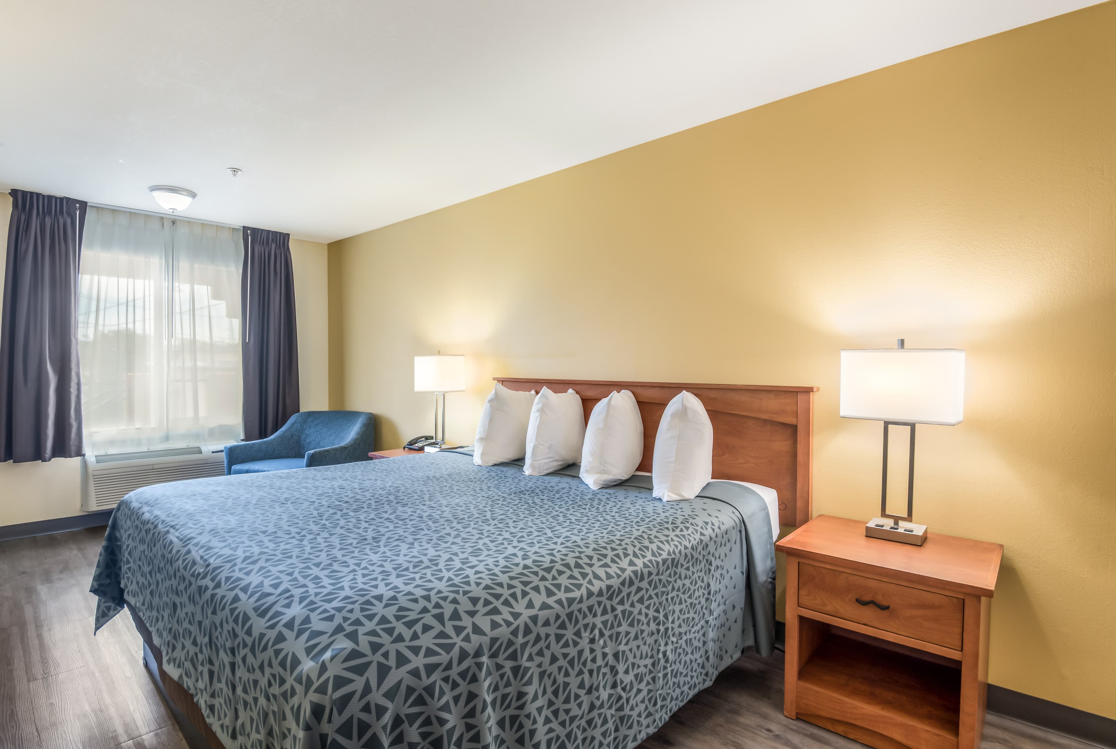 Econo Lodge Inn & Suites Lodi - Wine Country Area — 9