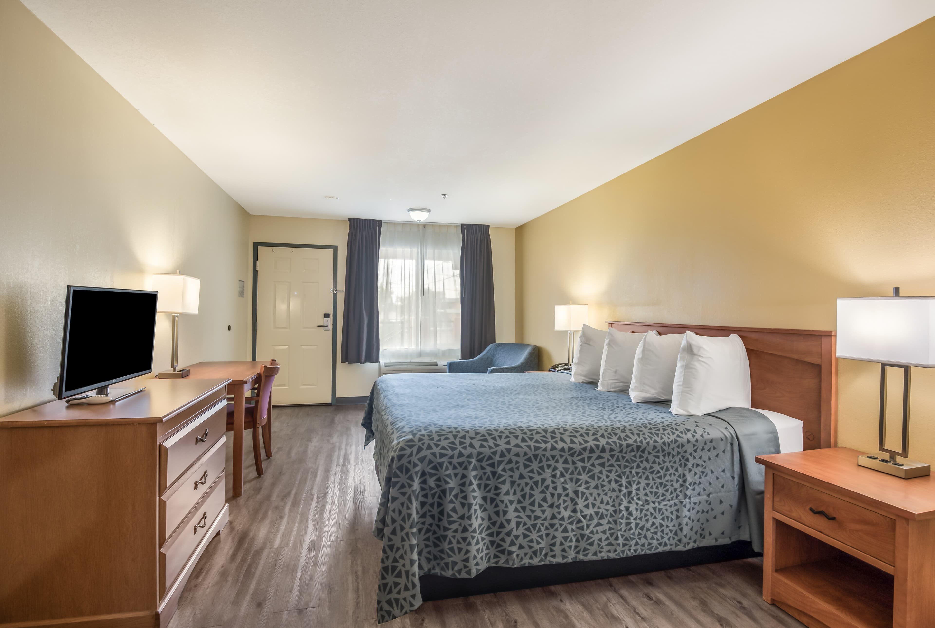 Econo Lodge Inn & Suites Lodi - Wine Country Area — 10