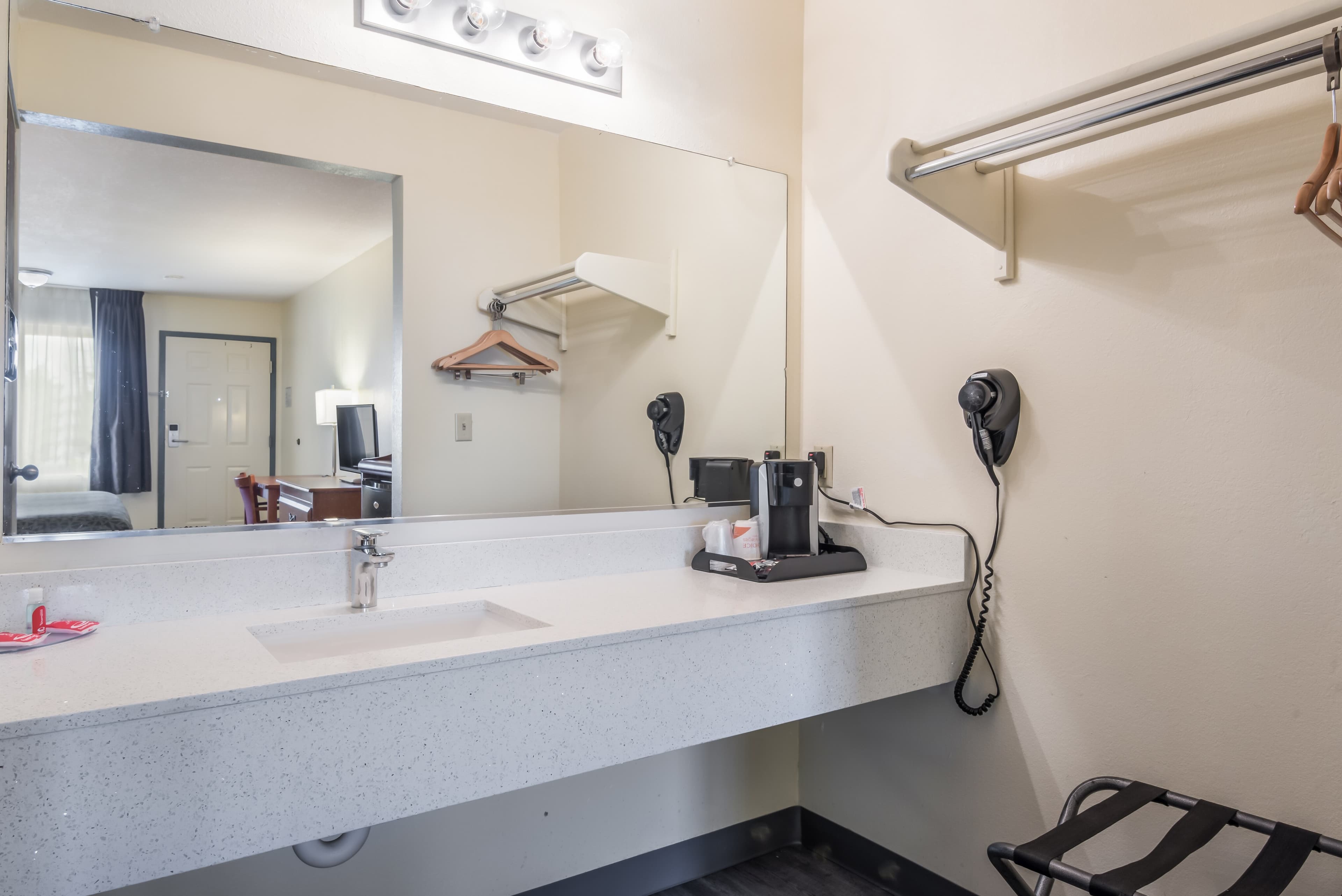 Econo Lodge Inn & Suites Lodi - Wine Country Area — 11
