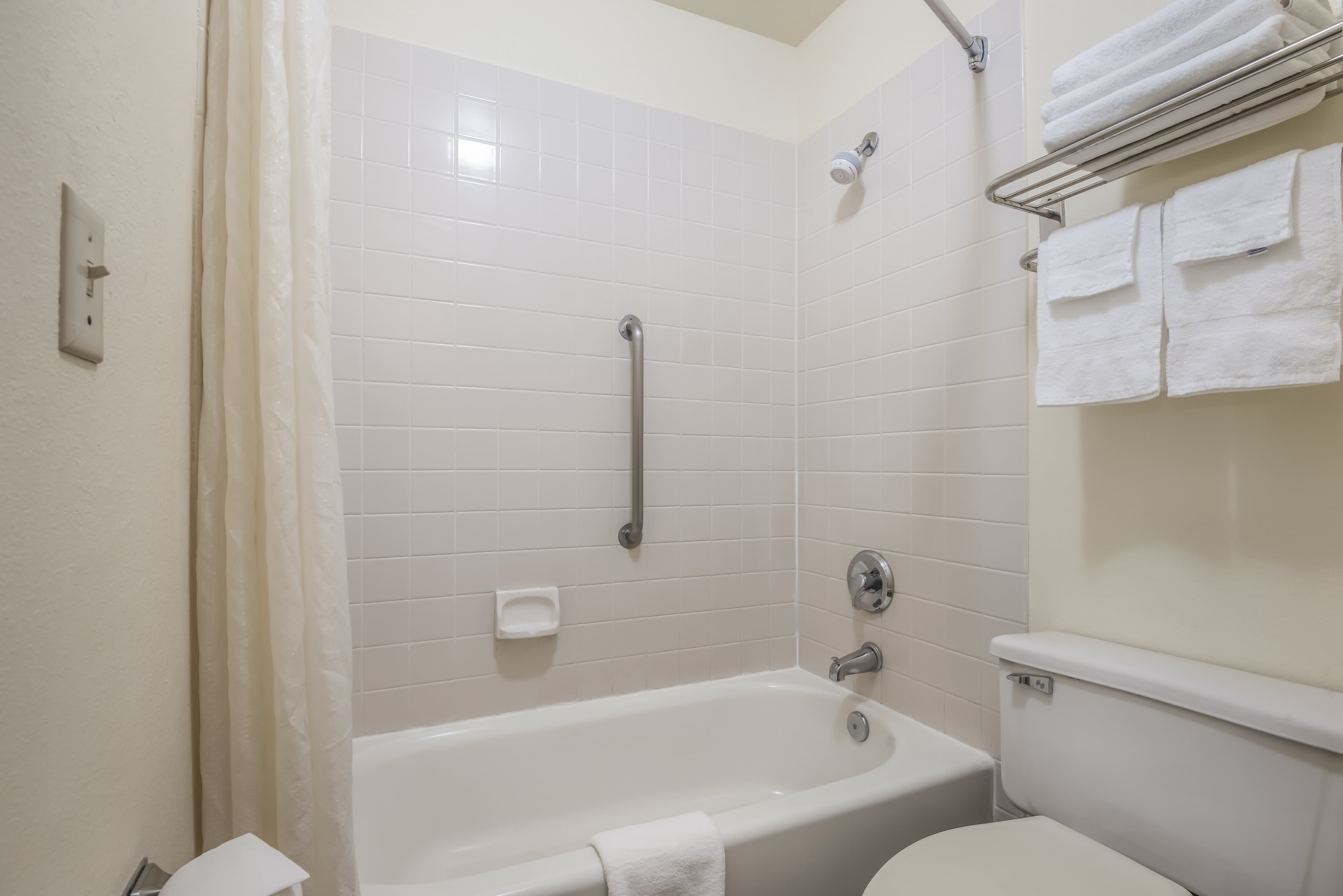 Econo Lodge Inn & Suites Lodi - Wine Country Area — 12