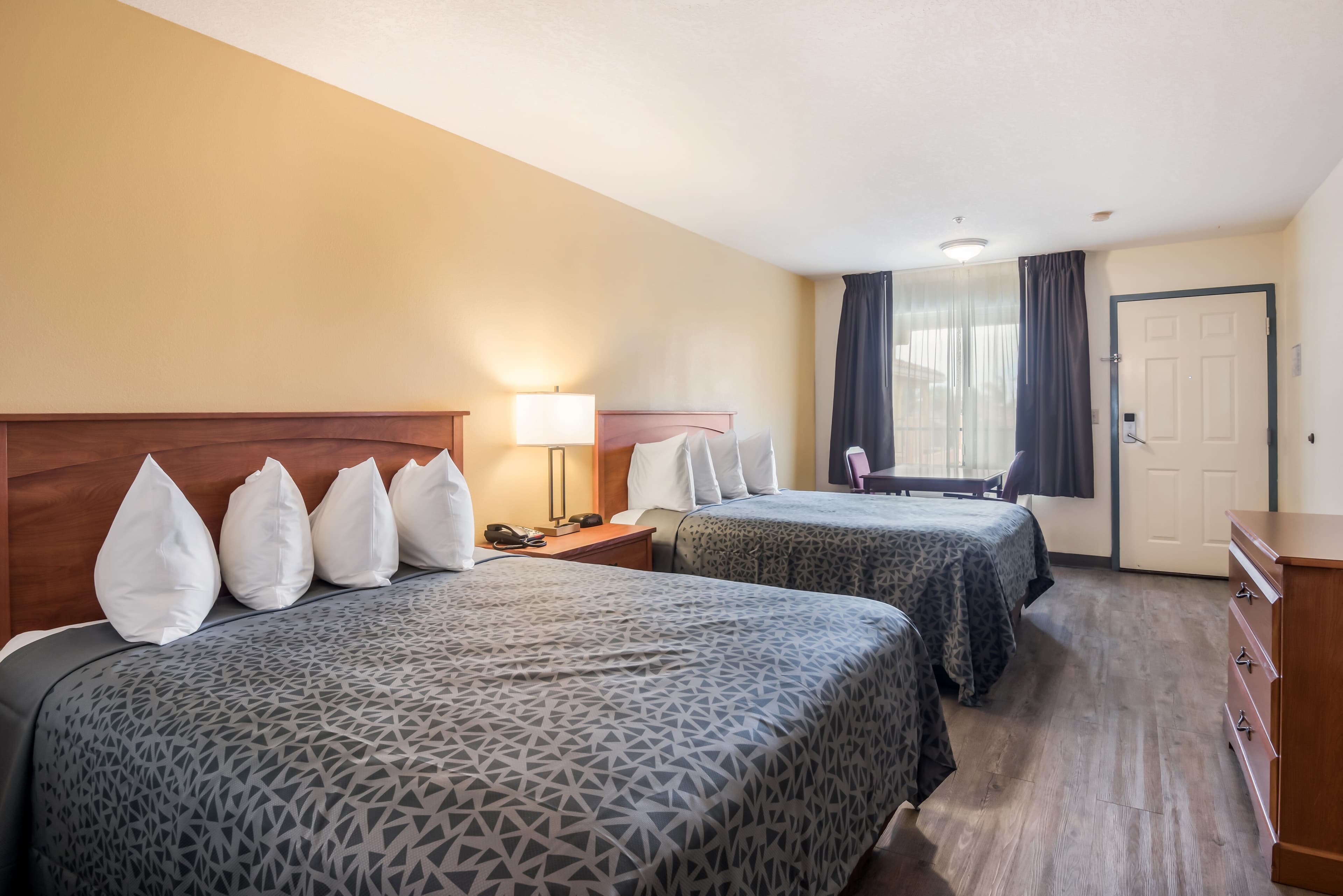 Econo Lodge Inn & Suites Lodi - Wine Country Area — 13