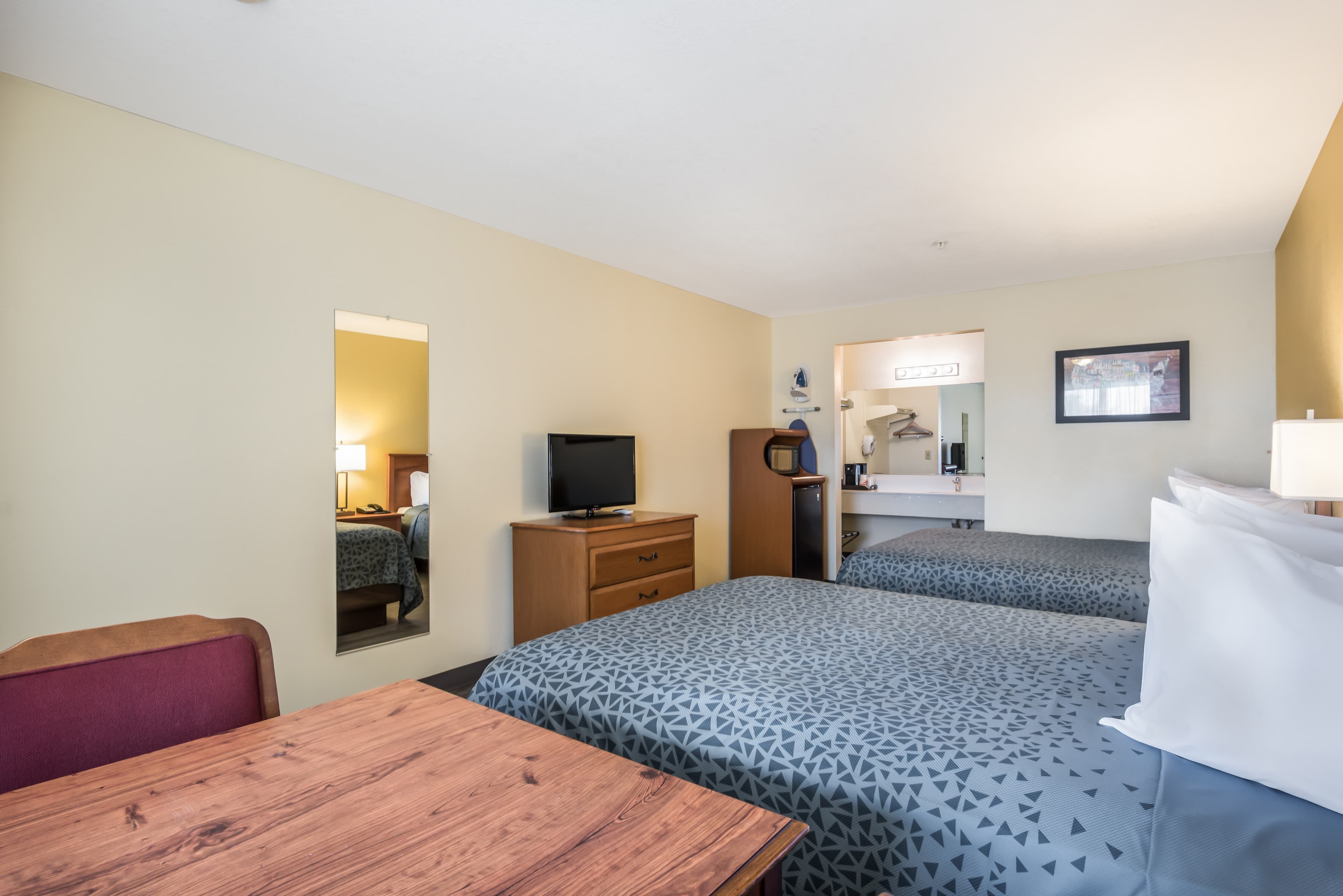 Econo Lodge Inn & Suites Lodi - Wine Country Area — 15