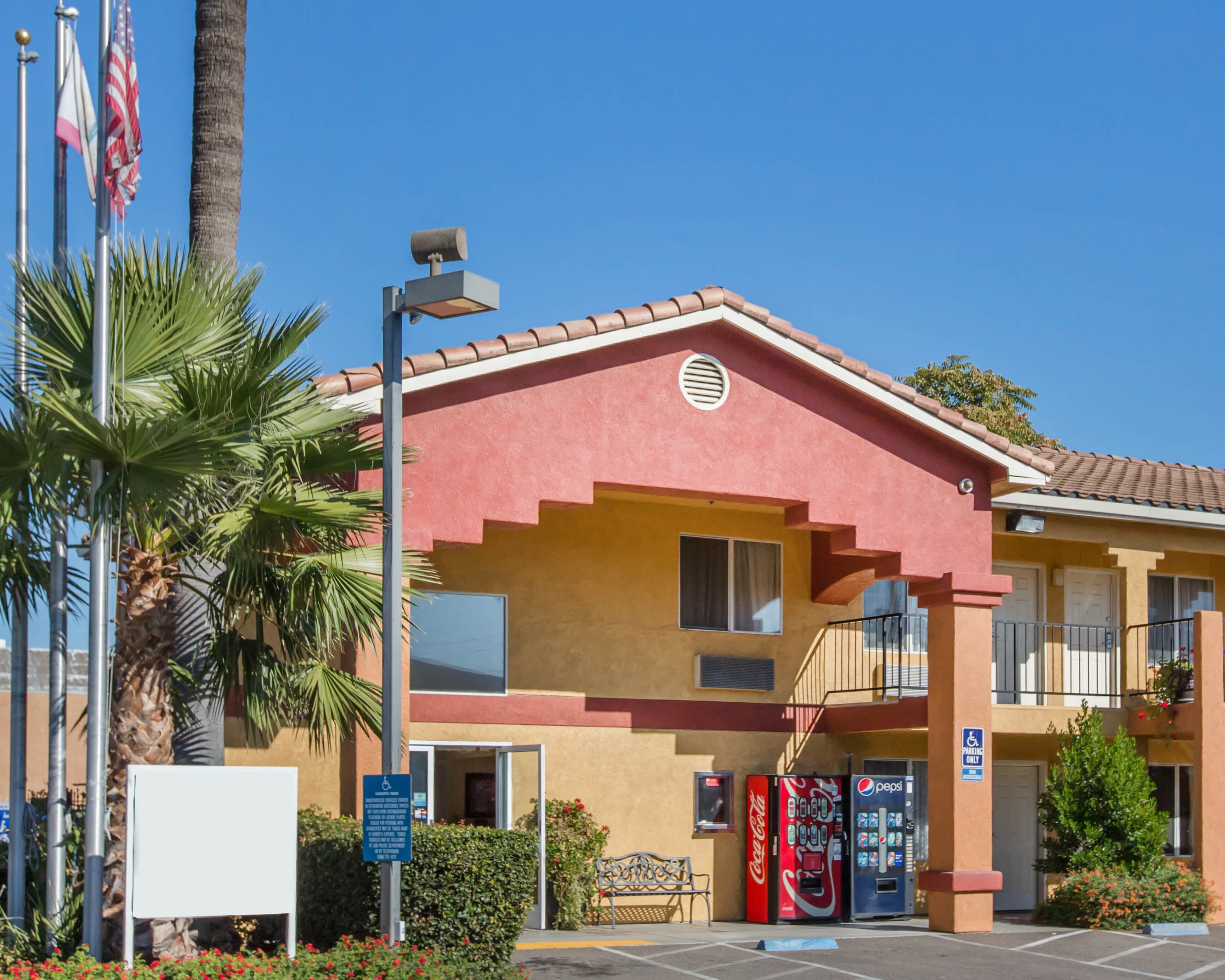 Econo Lodge Inn & Suites Lodi - Wine Country Area - Image 1