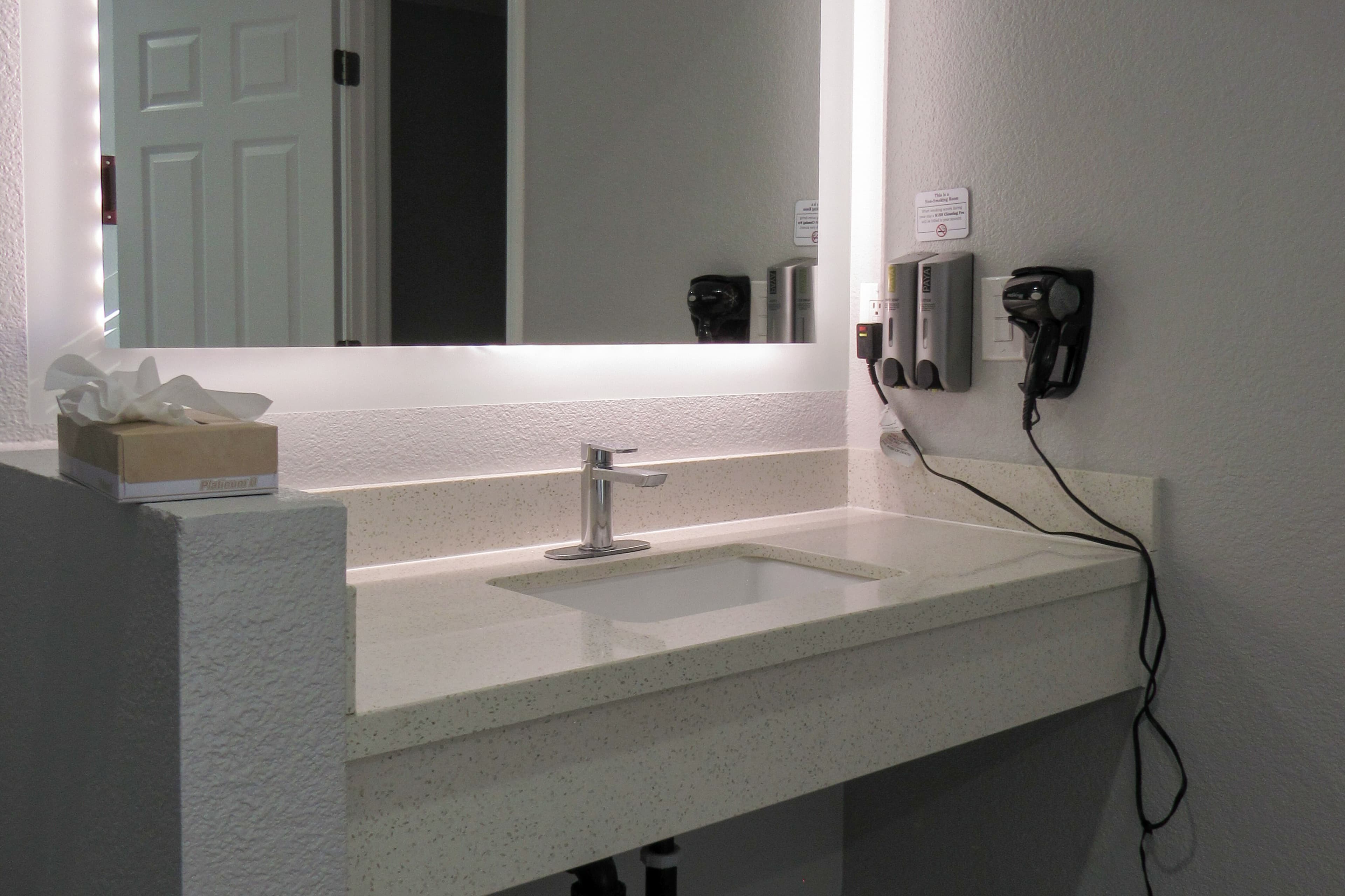 Capri Suites Anaheim — 20