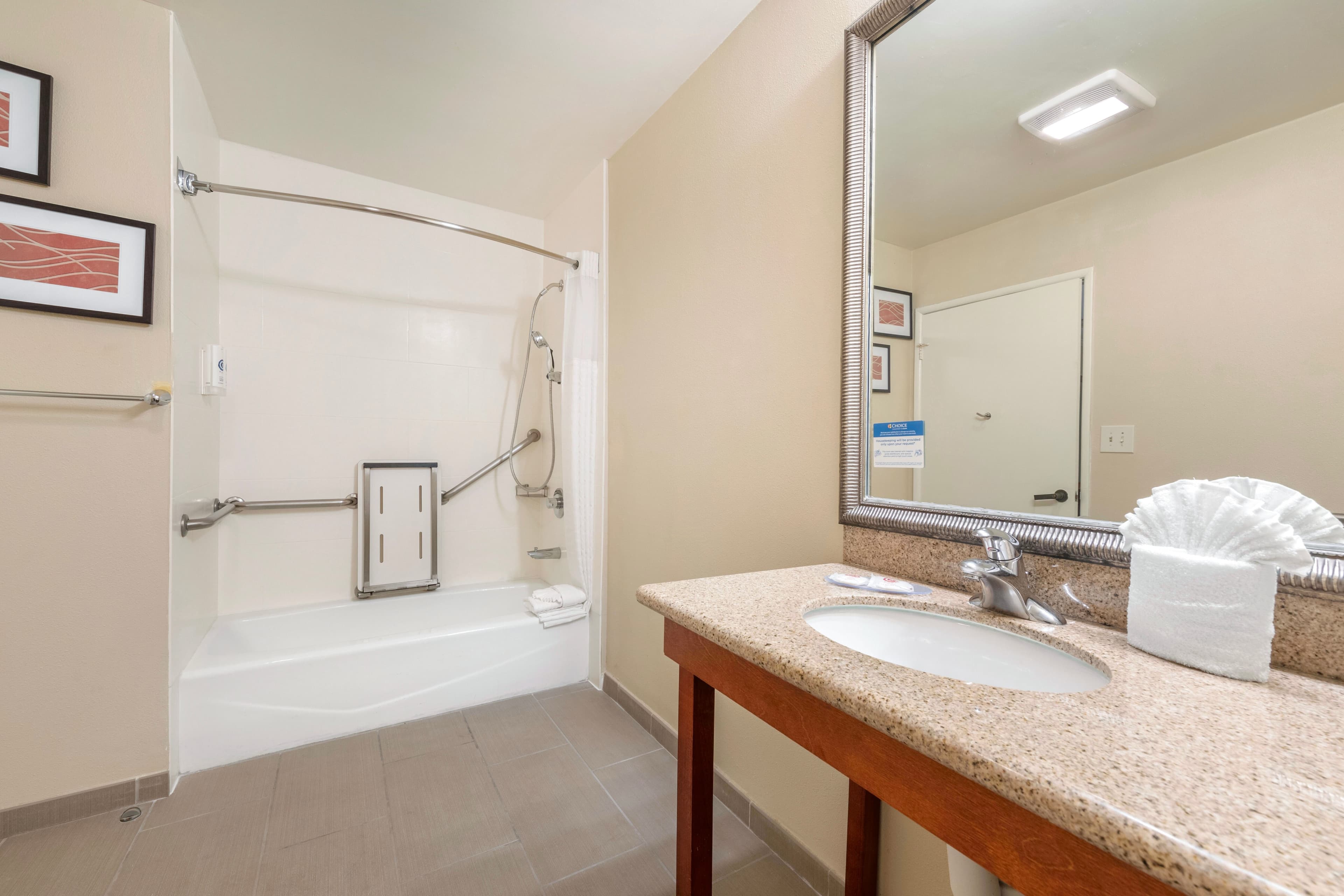 Comfort Inn Santa Monica - West Los Angeles - Image 5