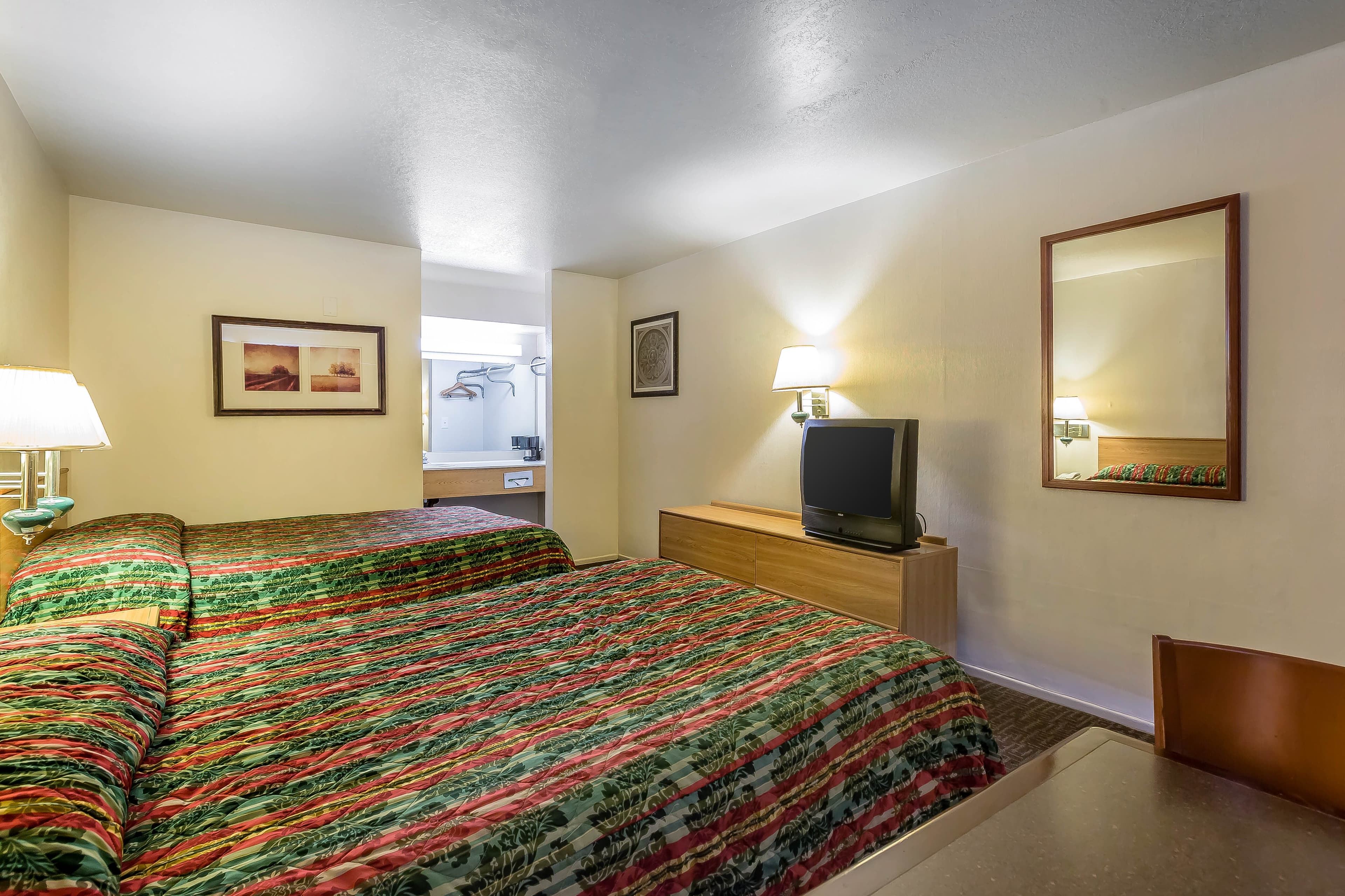 Rodeway Inn Magic Mountain Area - Image 5