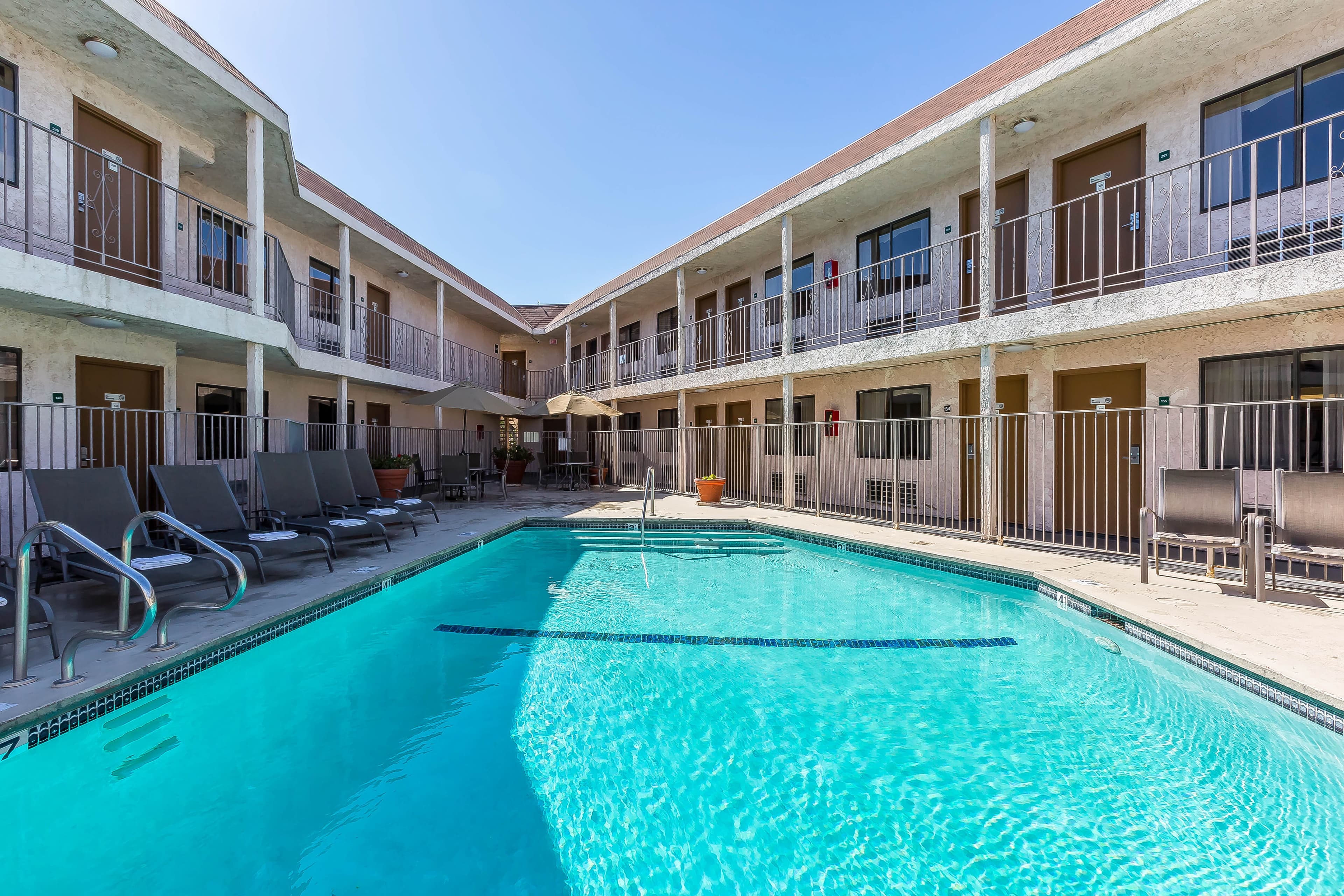 Rodeway Inn Magic Mountain Area - Image 1