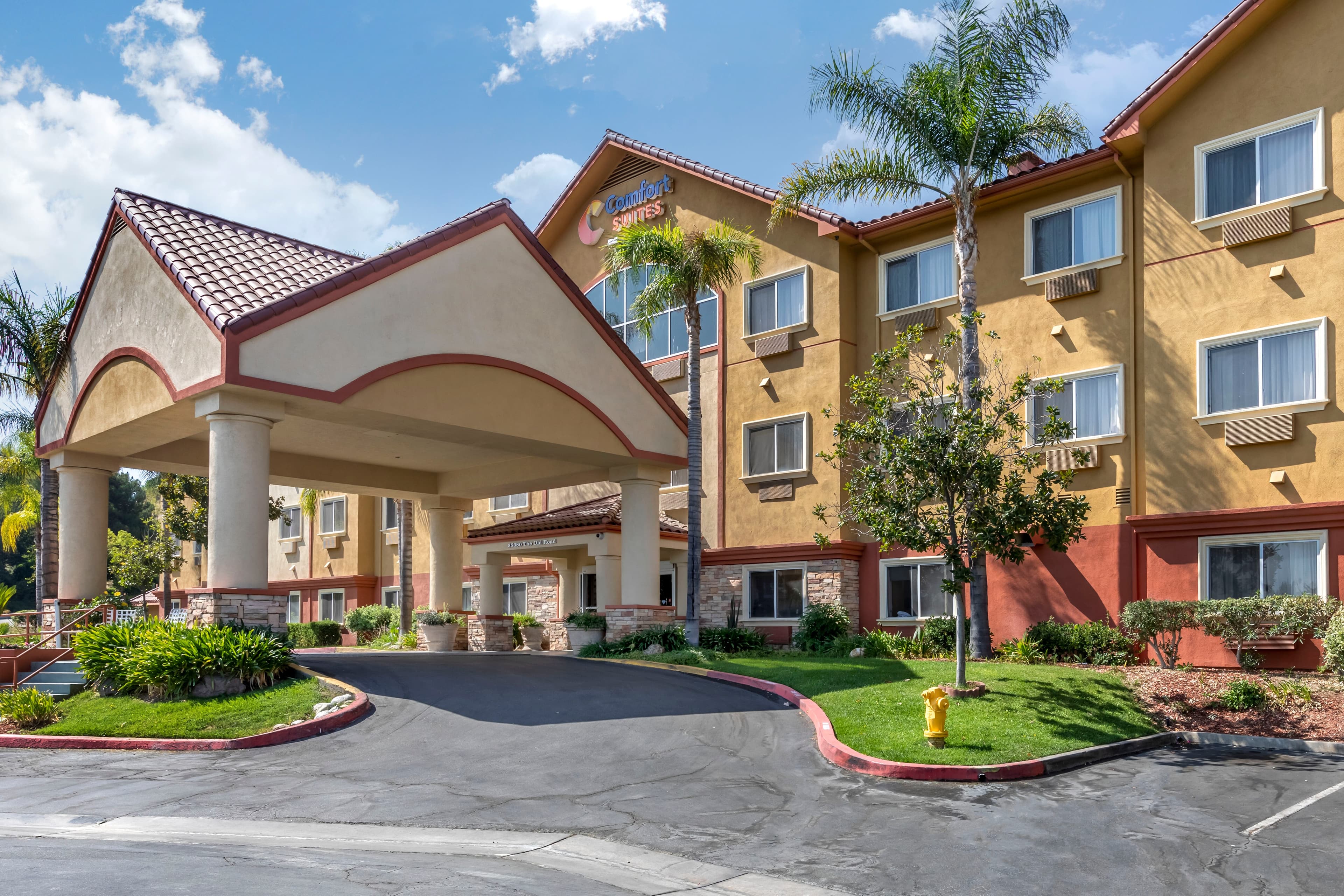 Comfort Suites Near Six Flags Magic Mountain - Image 1