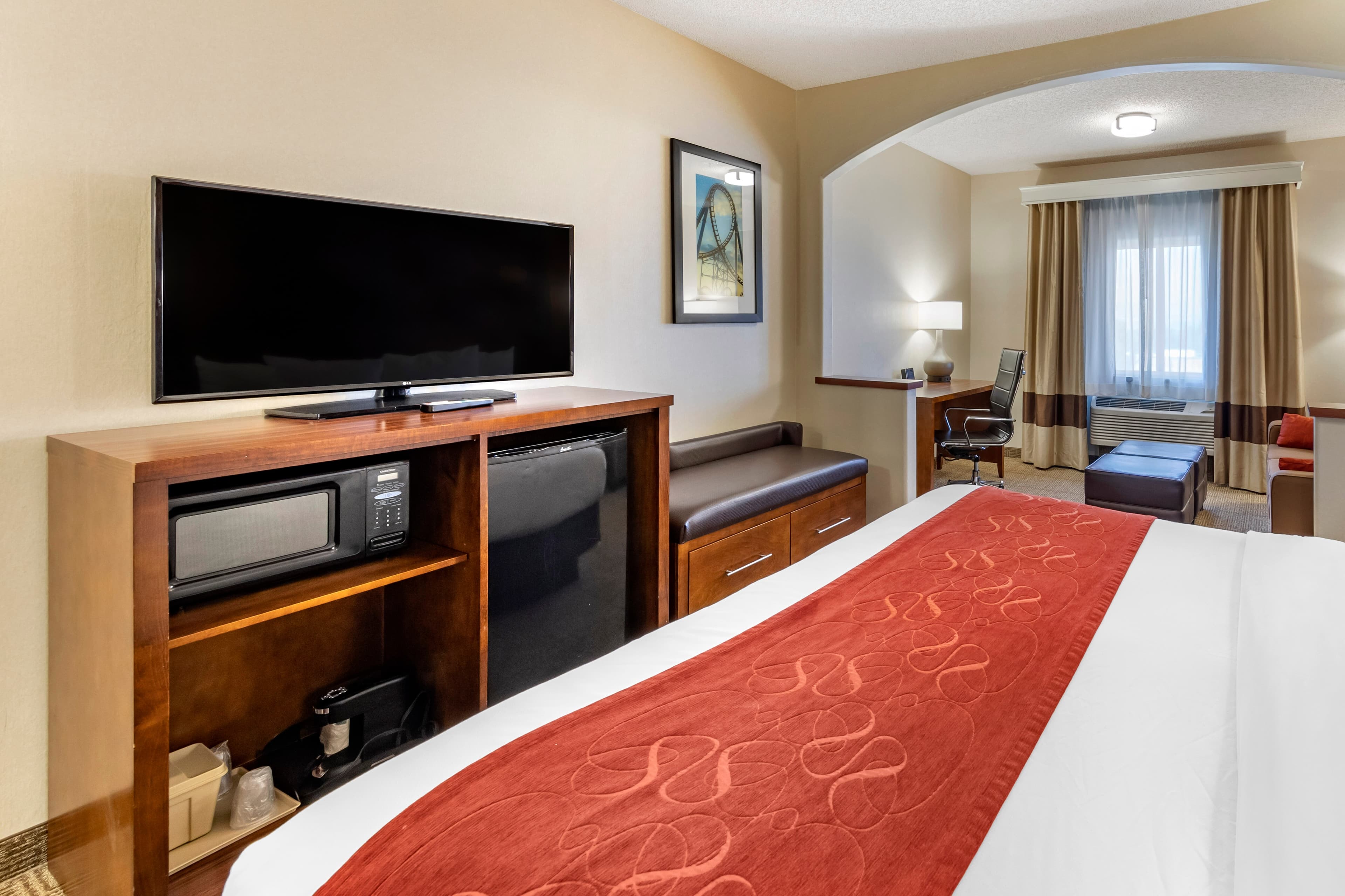 Comfort Suites Near Six Flags Magic Mountain - Image 2