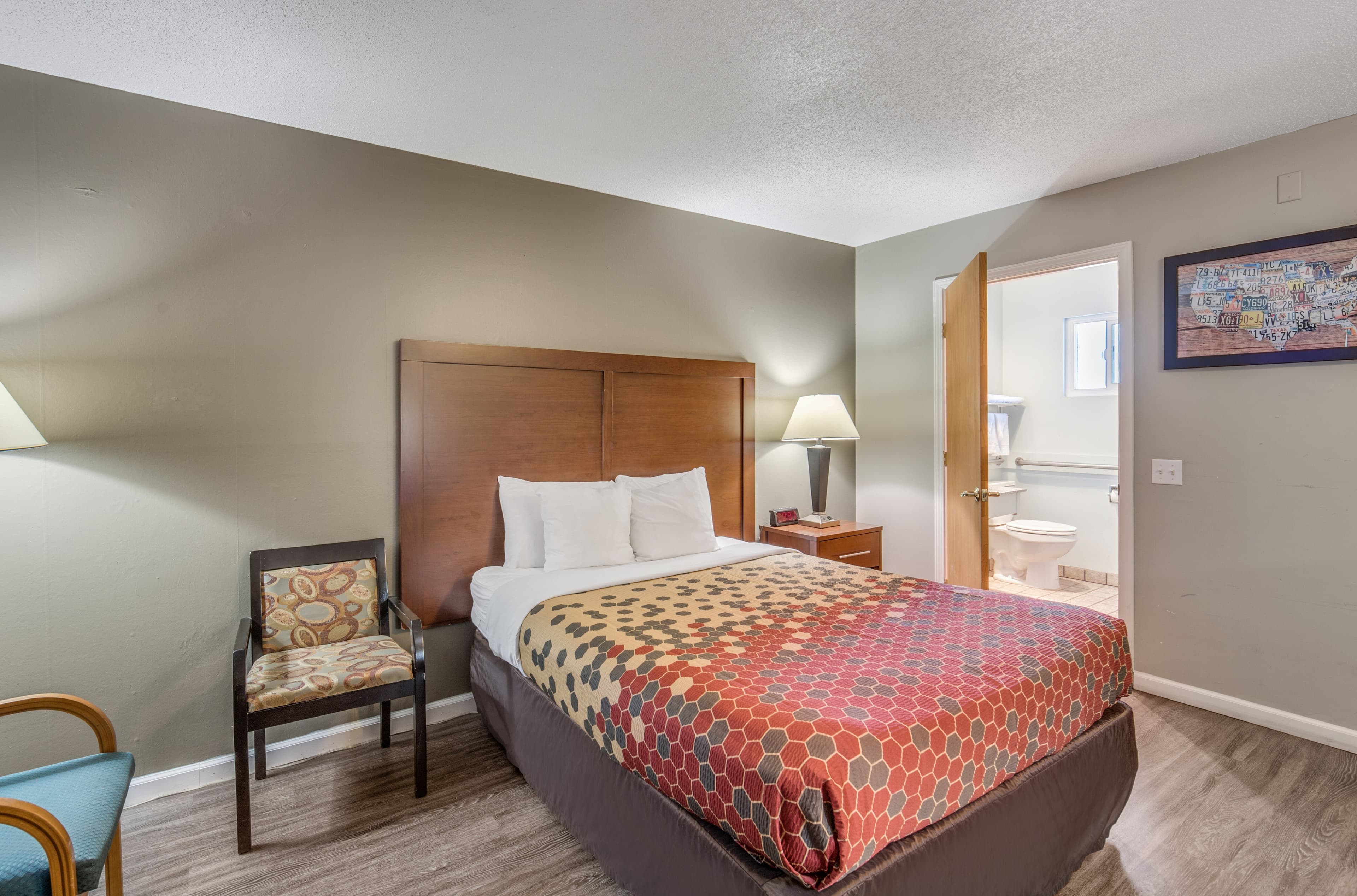 Econo Lodge Inn & Suites Yreka - Image 2