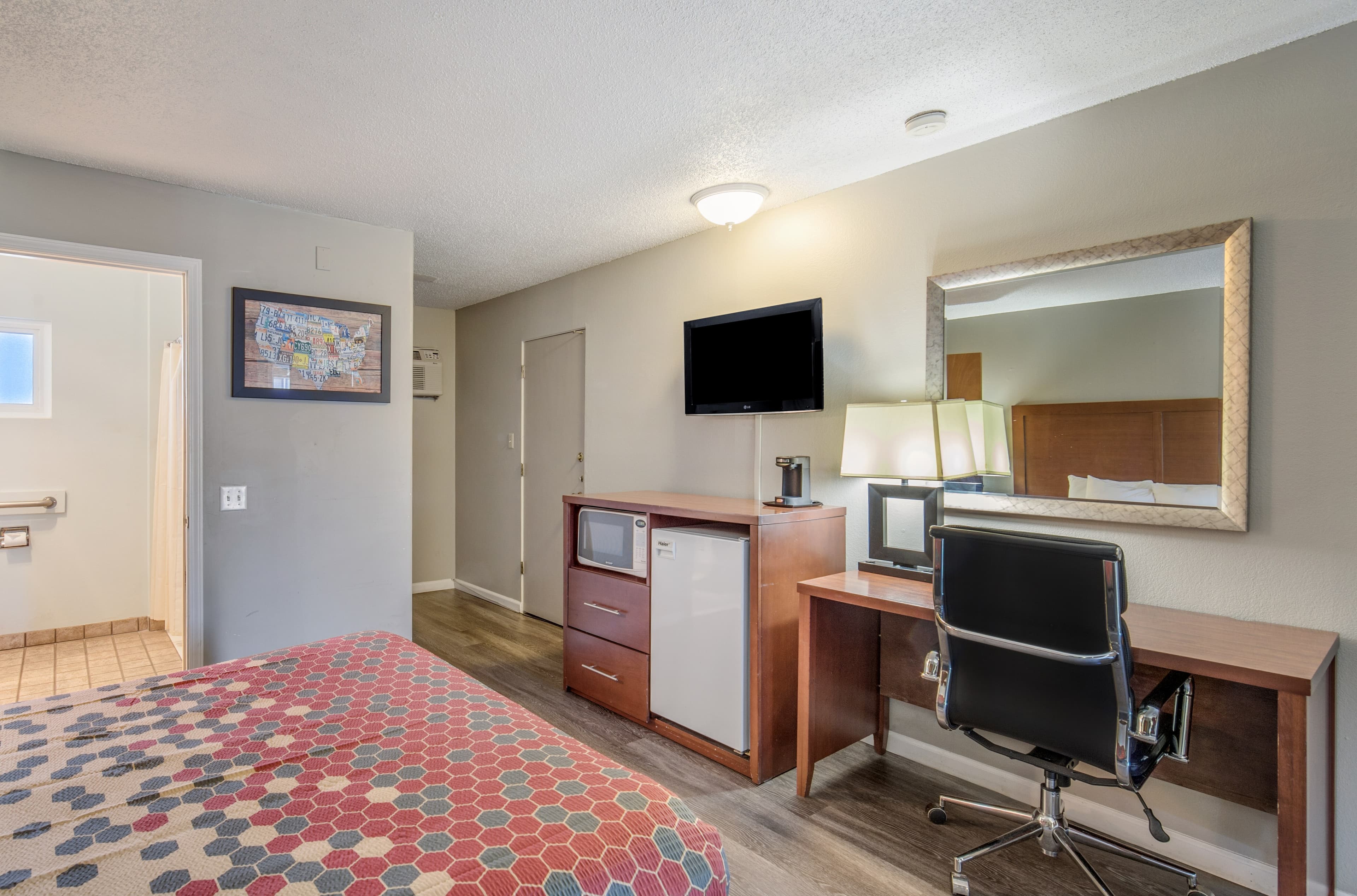 Econo Lodge Inn & Suites Yreka - Image 4