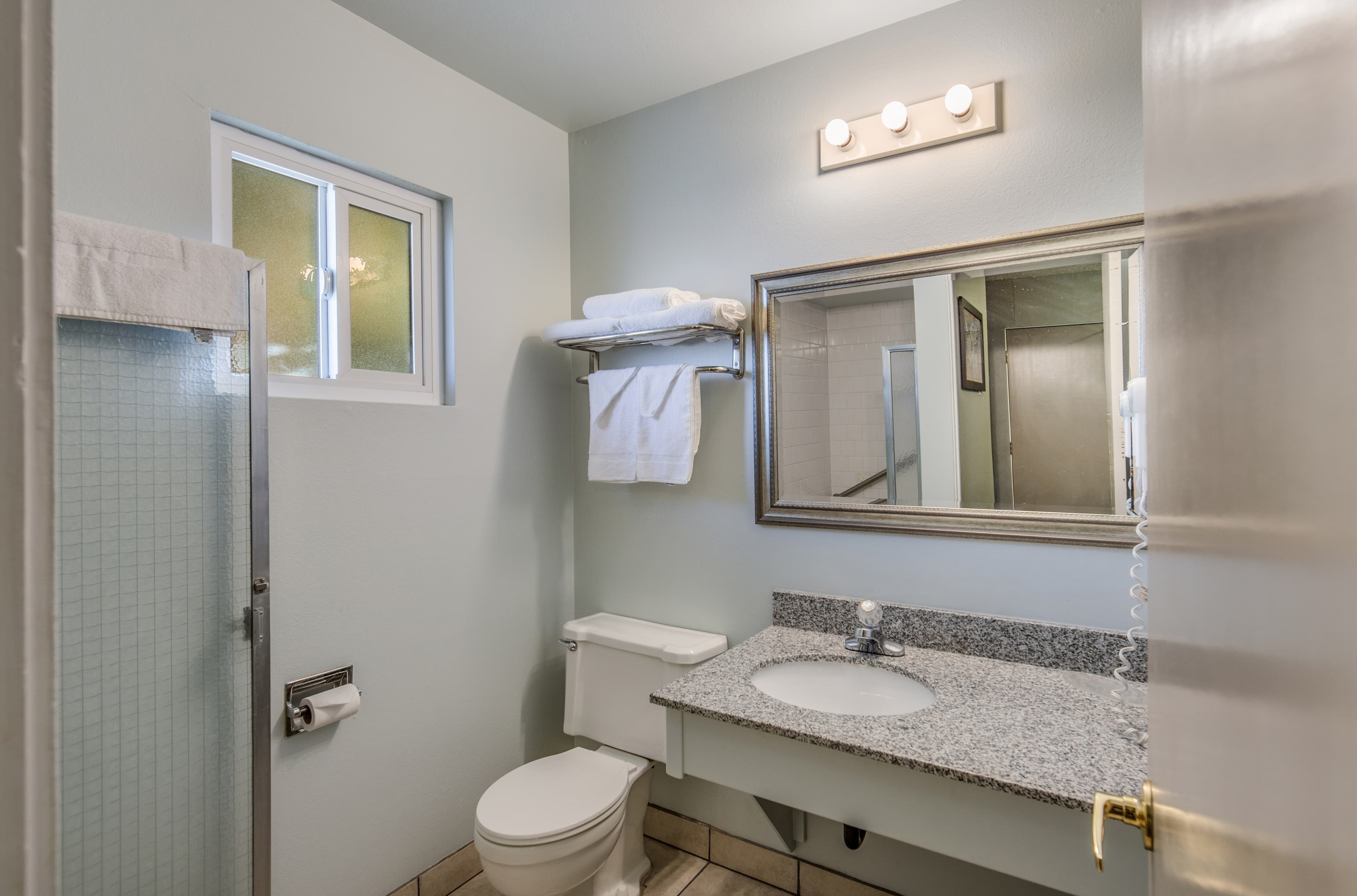 Econo Lodge Inn & Suites Yreka — 11