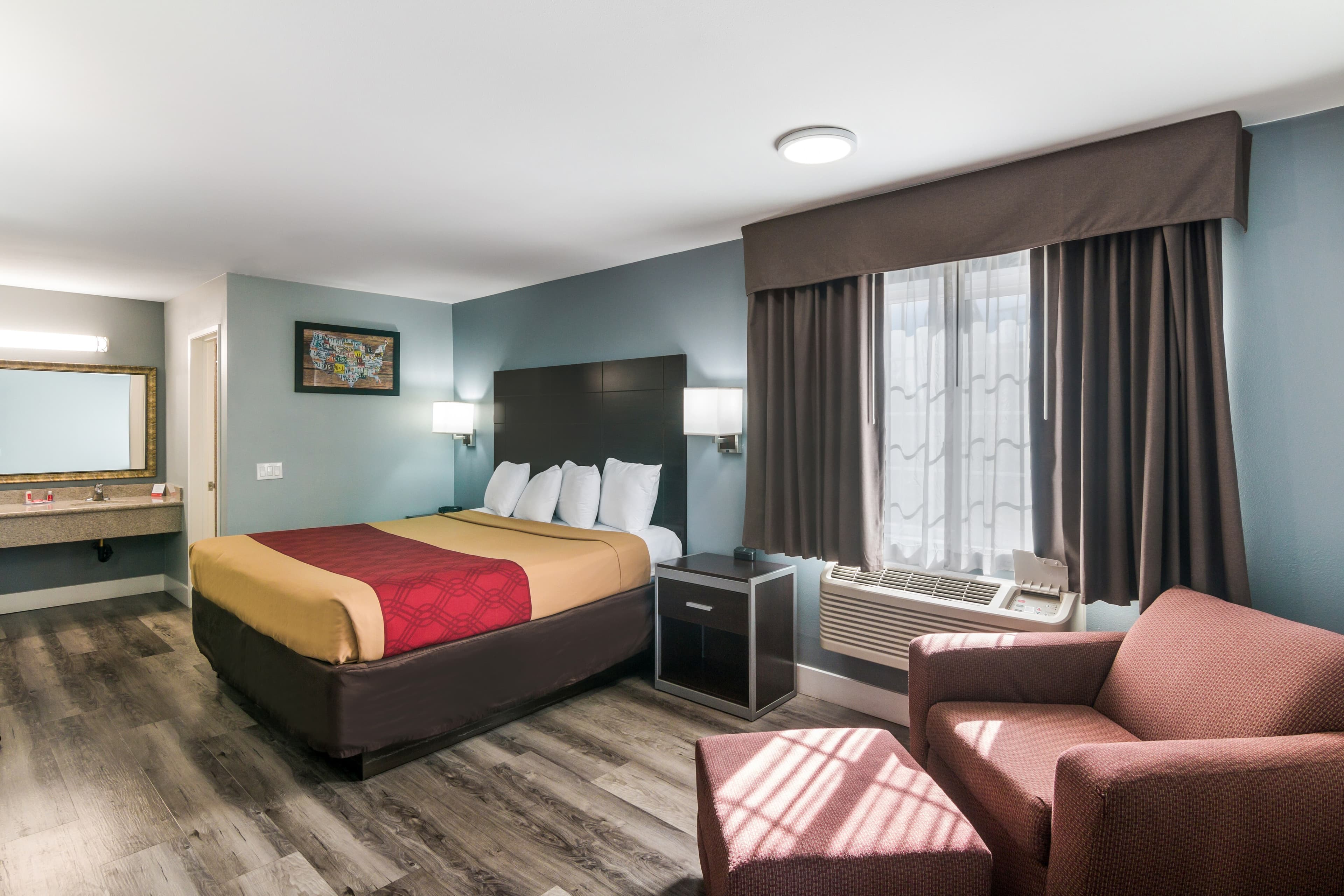 Econo Lodge Hesperia - Victorville I-15 — 7