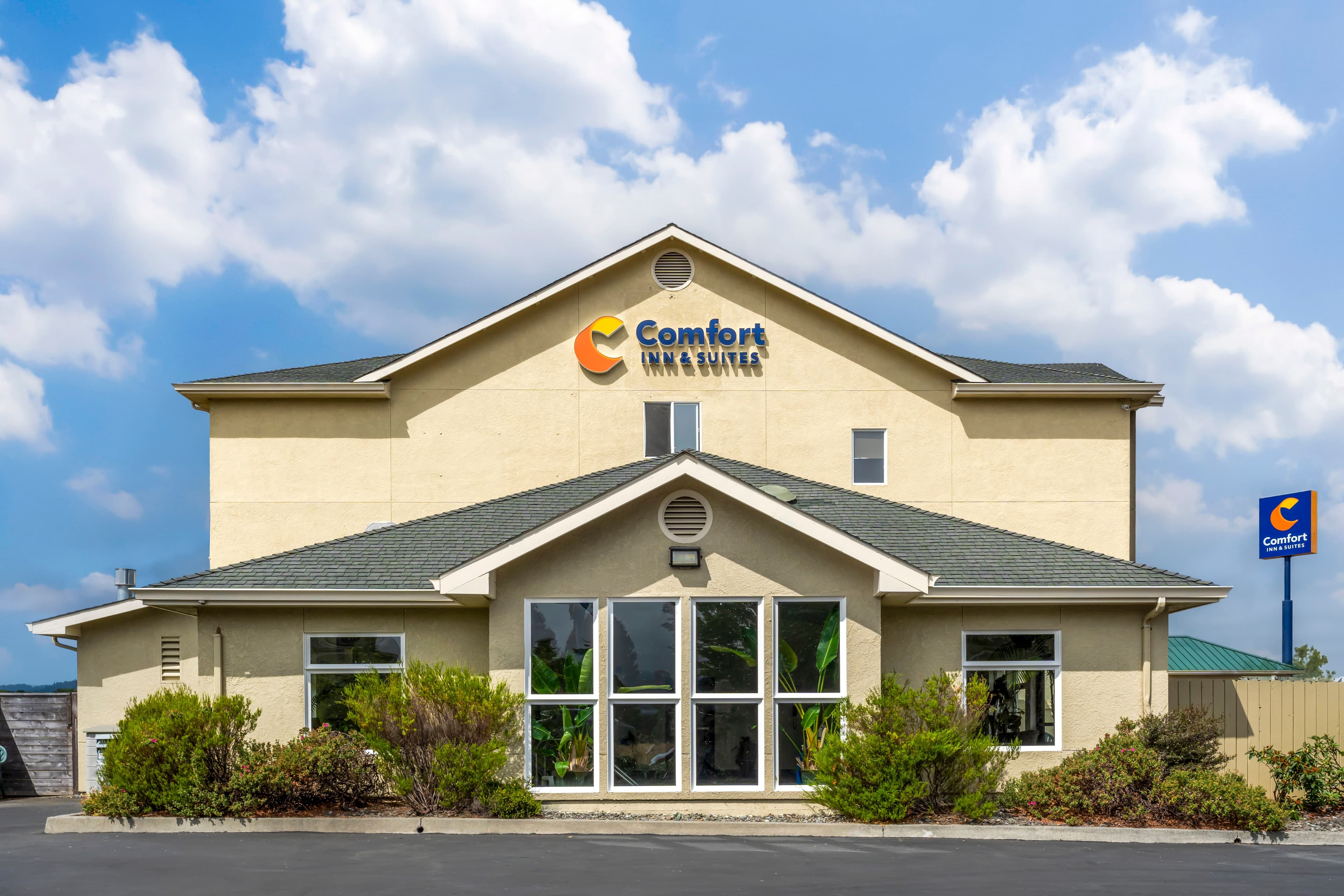 Comfort Inn & Suites Redwood Country - Image 1