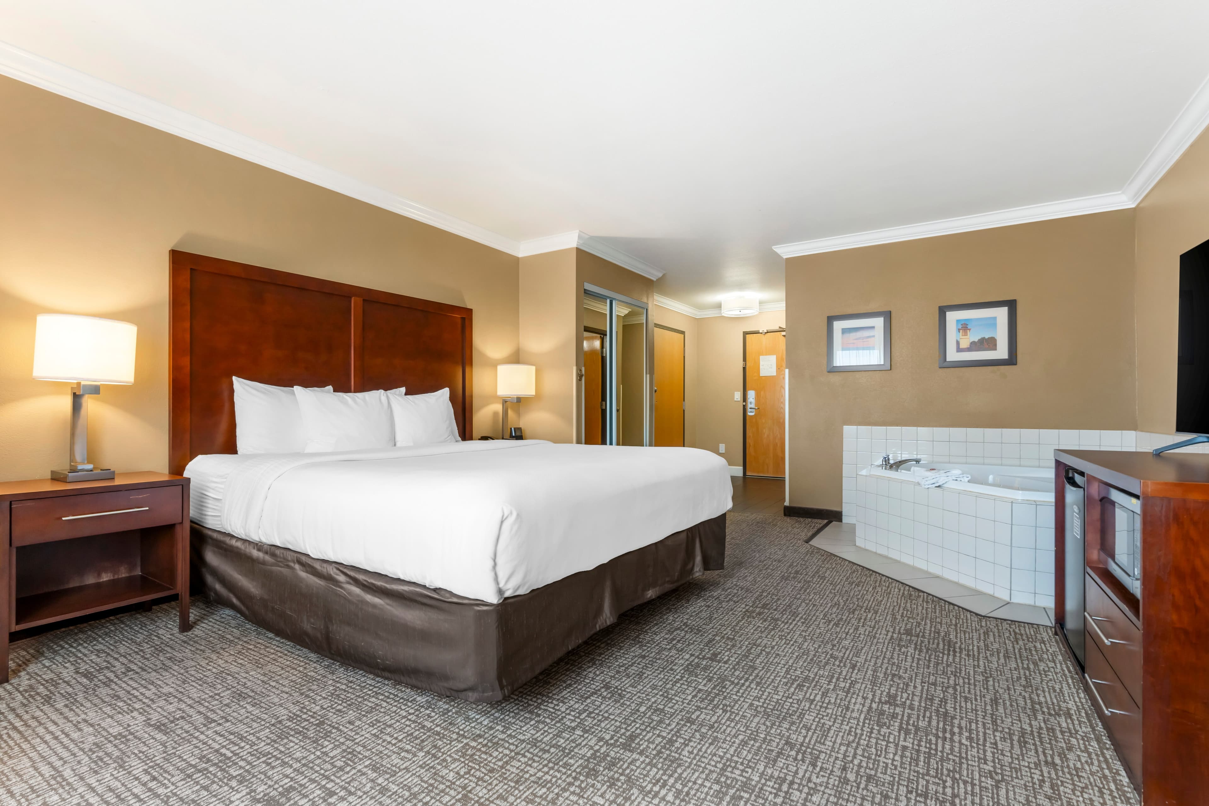 Comfort Inn & Suites Redwood Country — 11