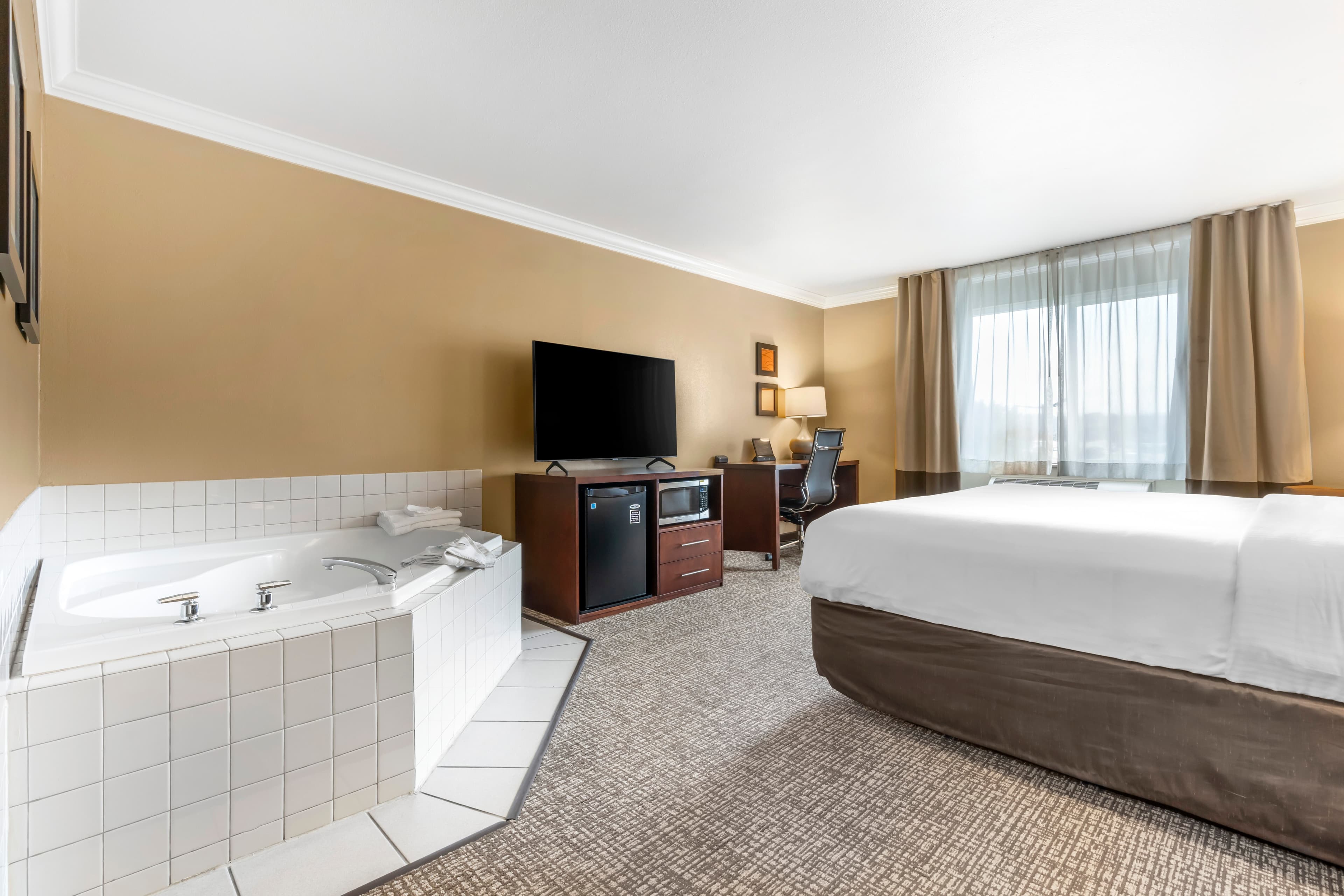 Comfort Inn & Suites Redwood Country — 12