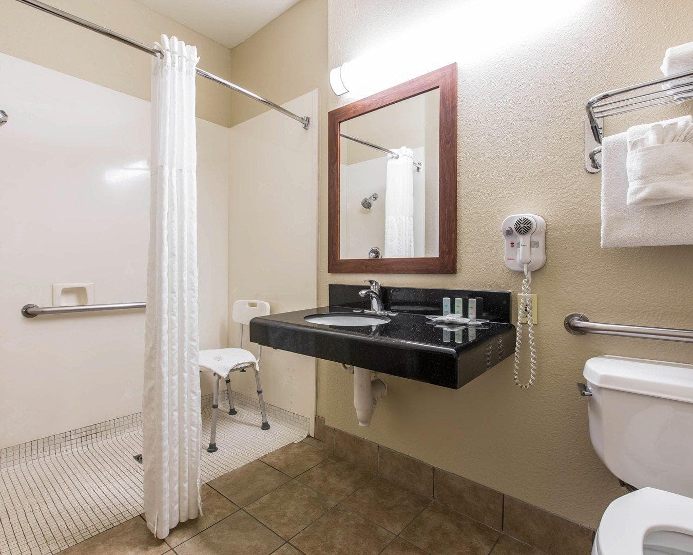 Comfort Suites Bakersfield - Image 4