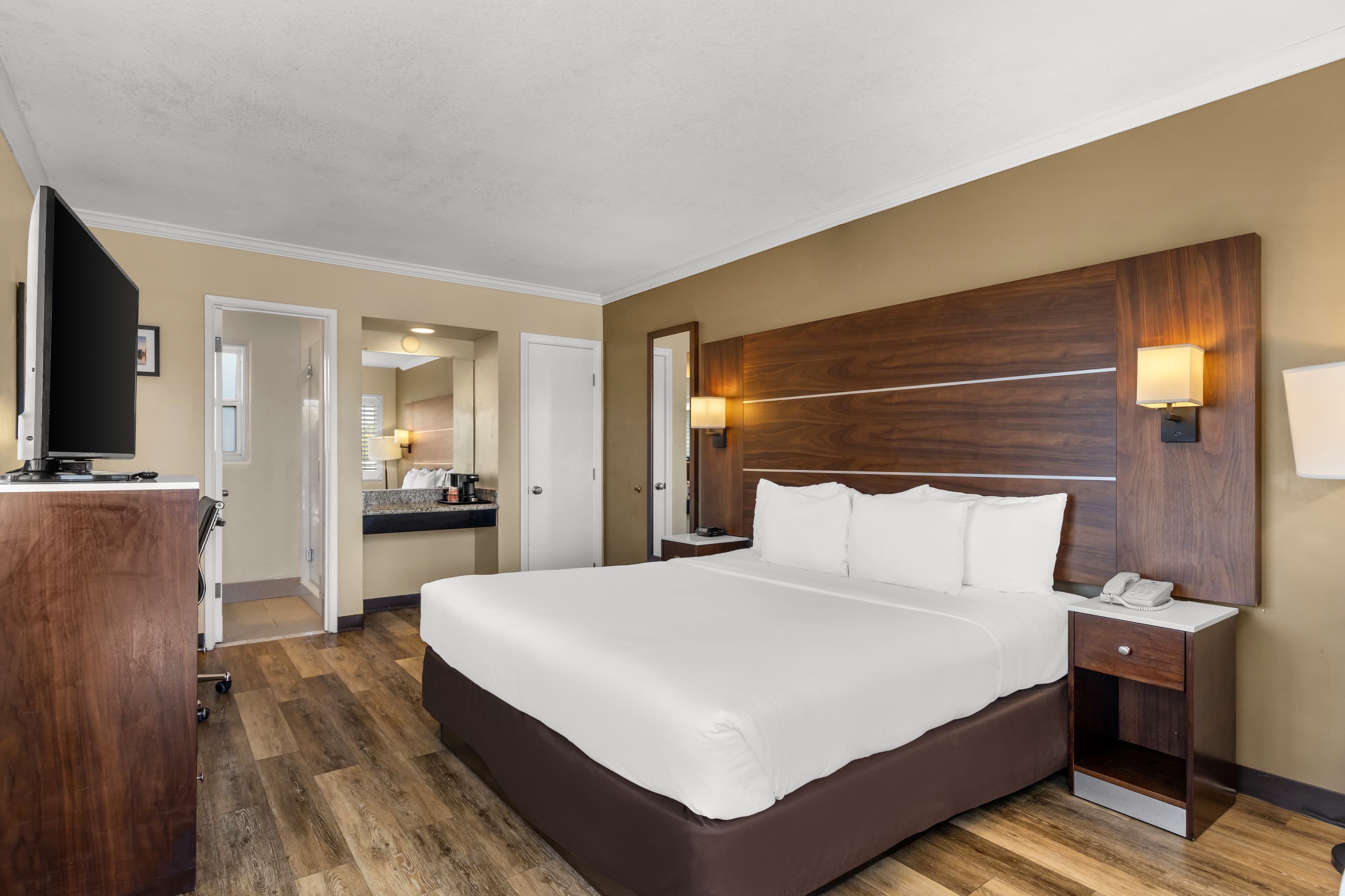 Comfort Inn San Diego Airport At the Harbor - Image 5