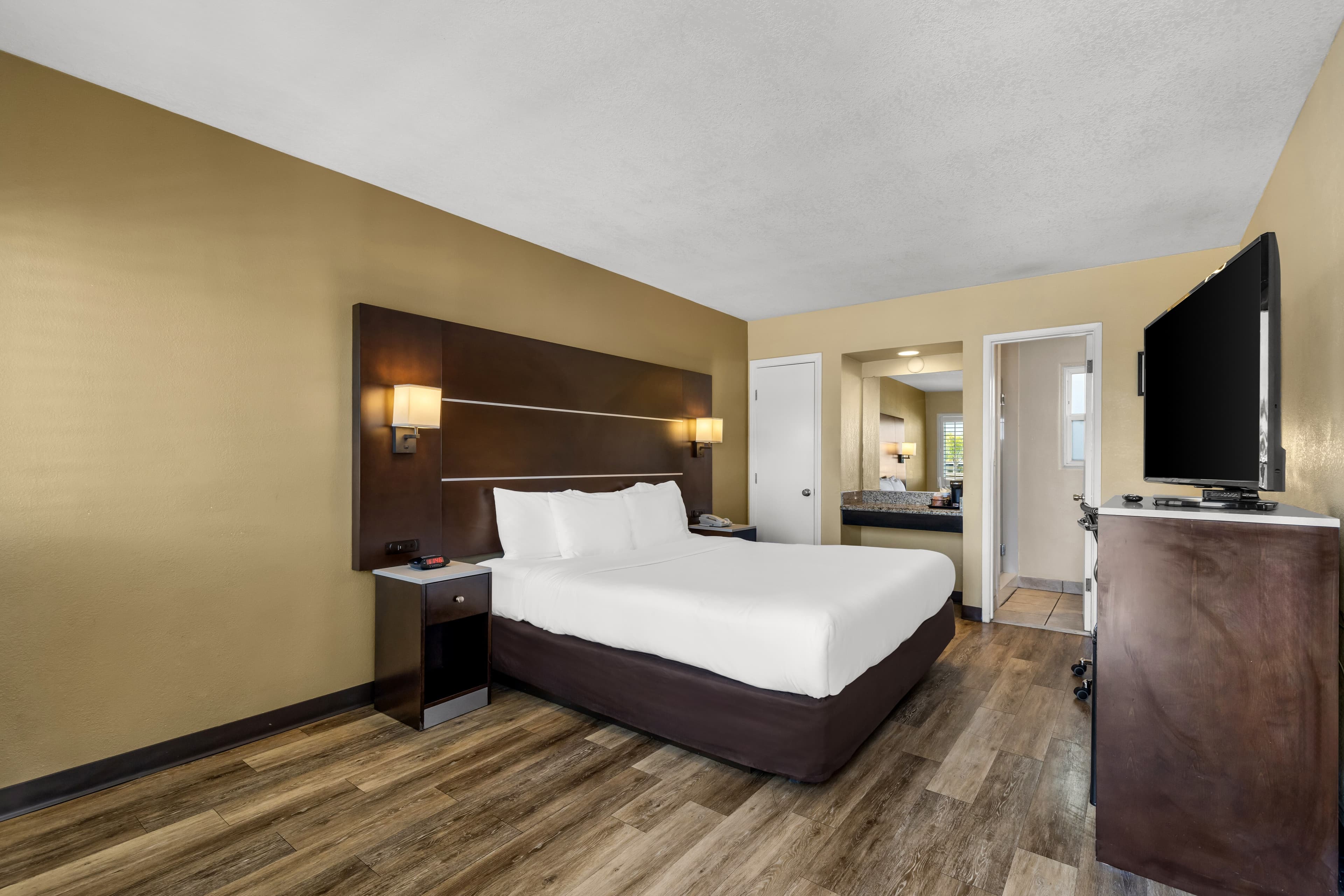 Comfort Inn San Diego Airport At the Harbor - Image 2