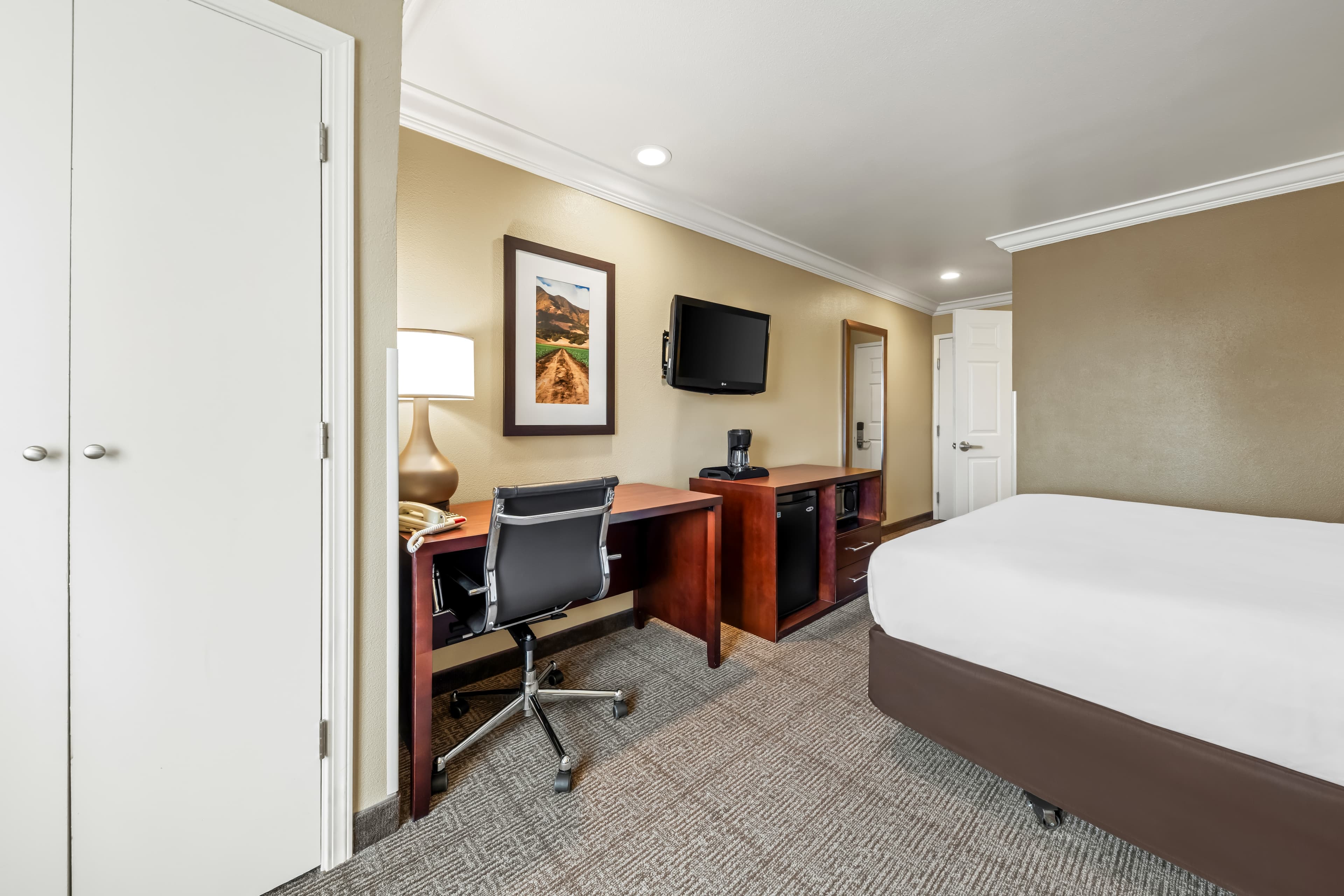 Comfort Inn & Suites Salinas City Center Area - Image 4