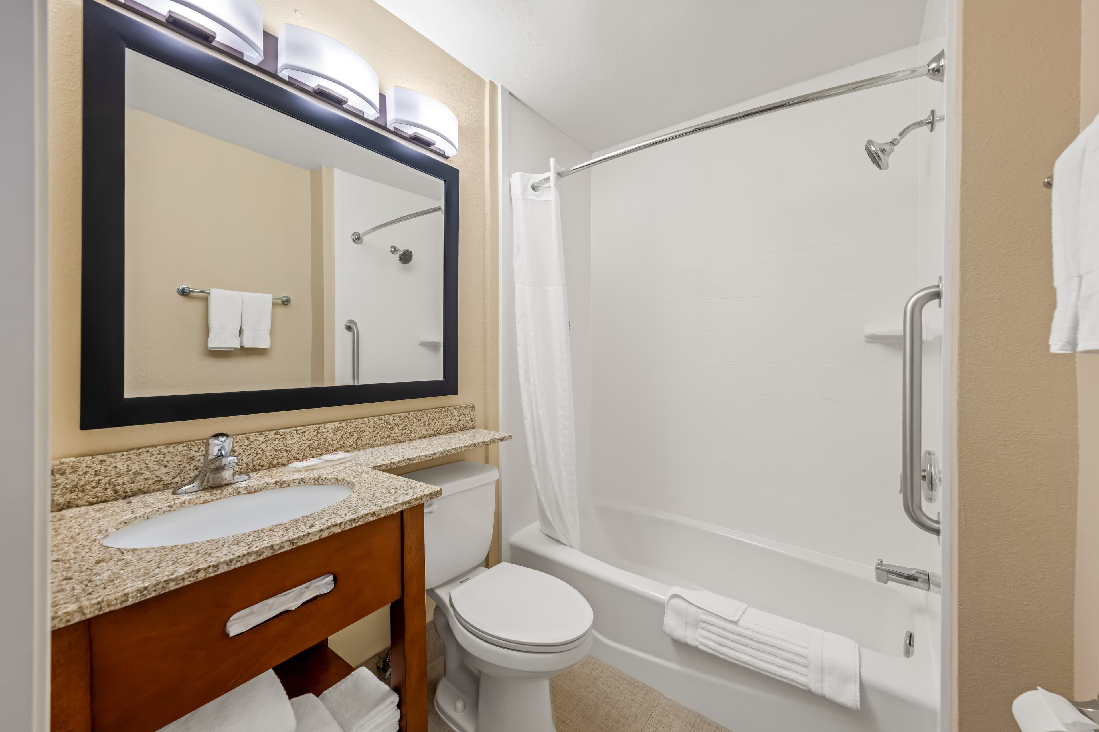 Comfort Inn & Suites Salinas City Center Area — 8