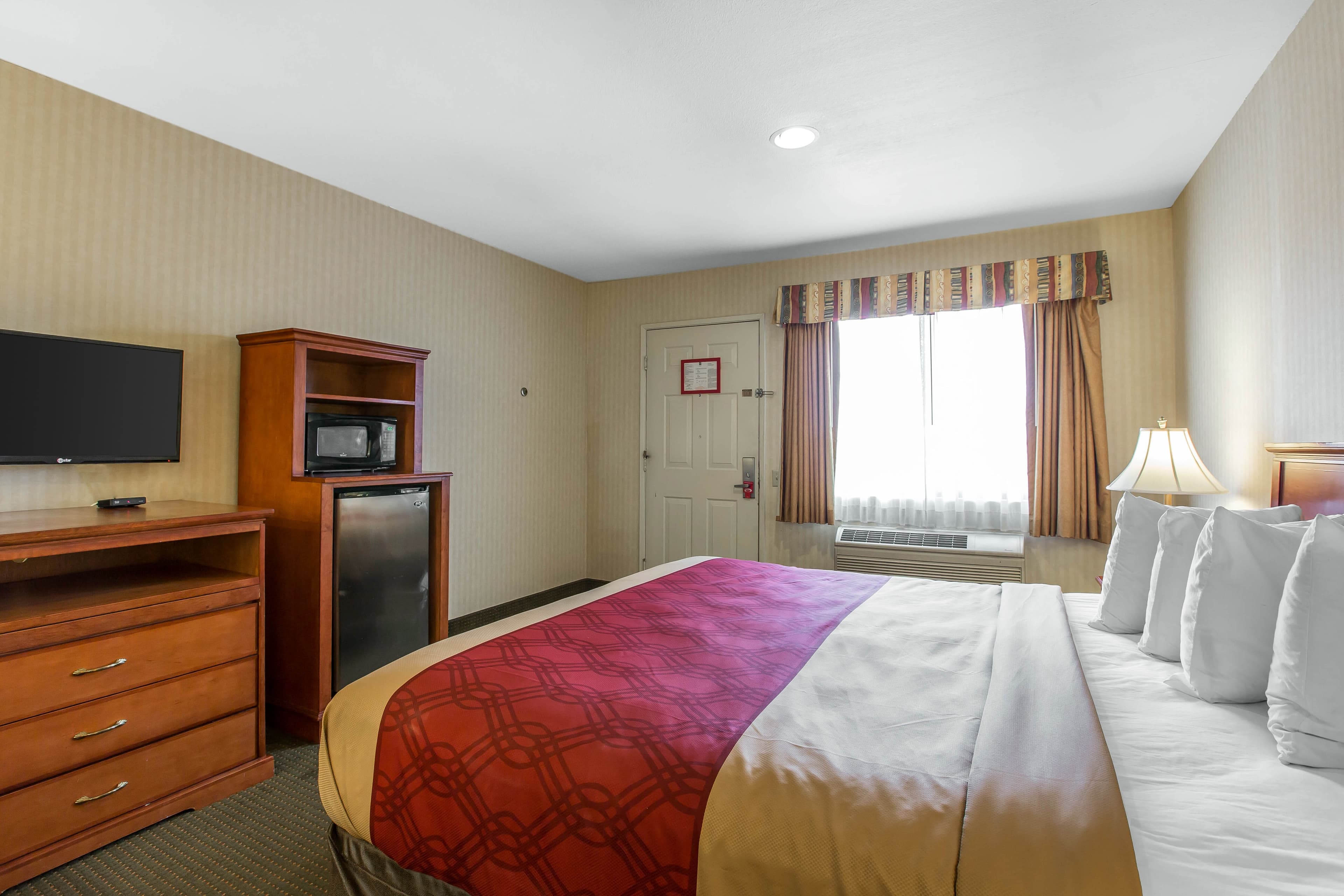 Econo Lodge Inn & Suites Riverside - Corona — 7