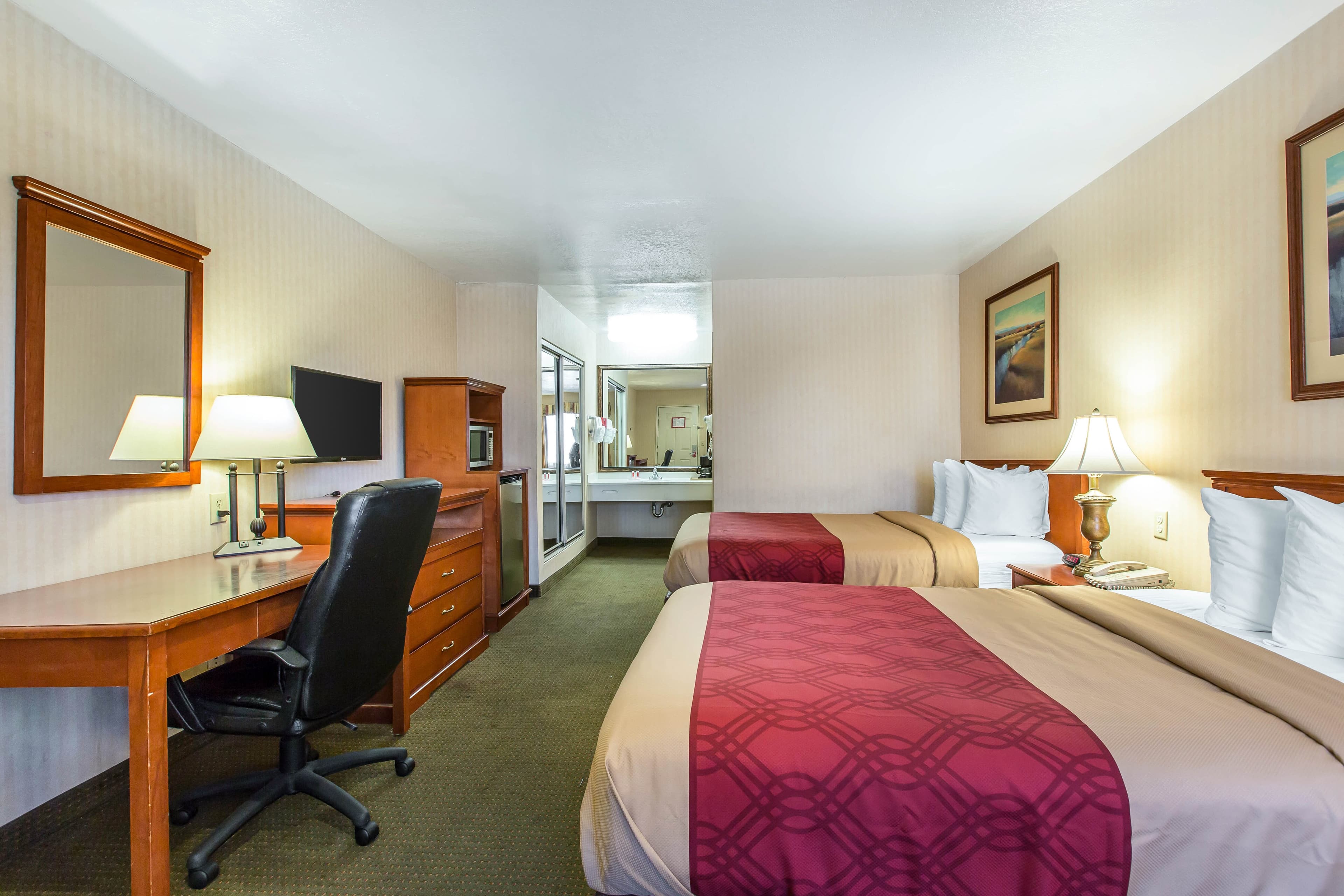 Econo Lodge Inn & Suites Riverside - Corona - Image 3
