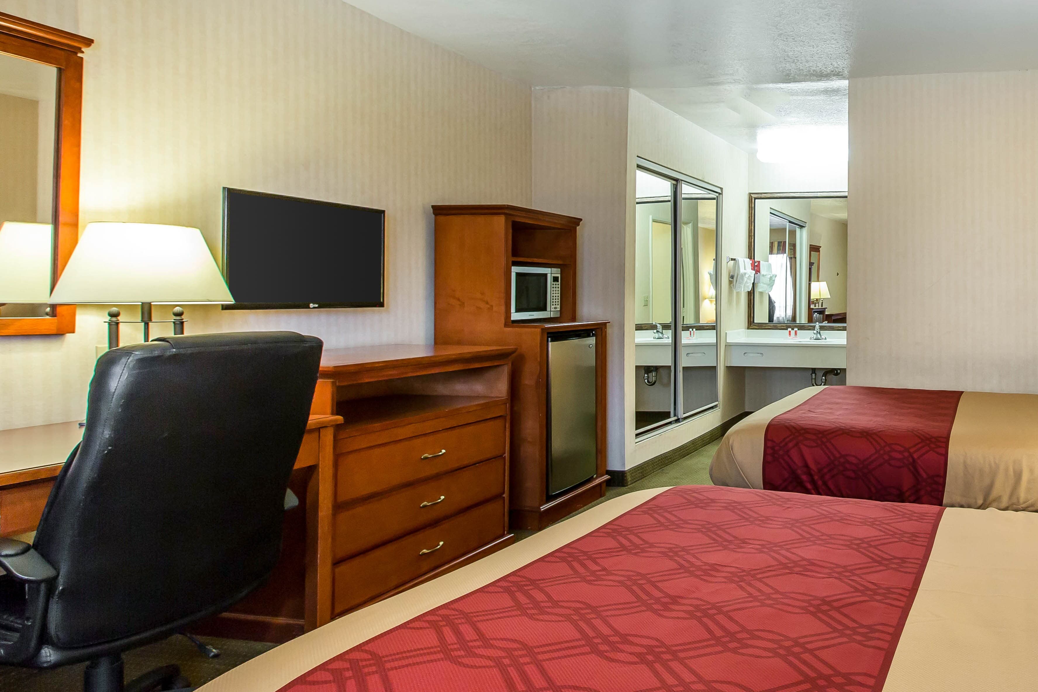 Econo Lodge Inn & Suites Riverside - Corona - Image 4