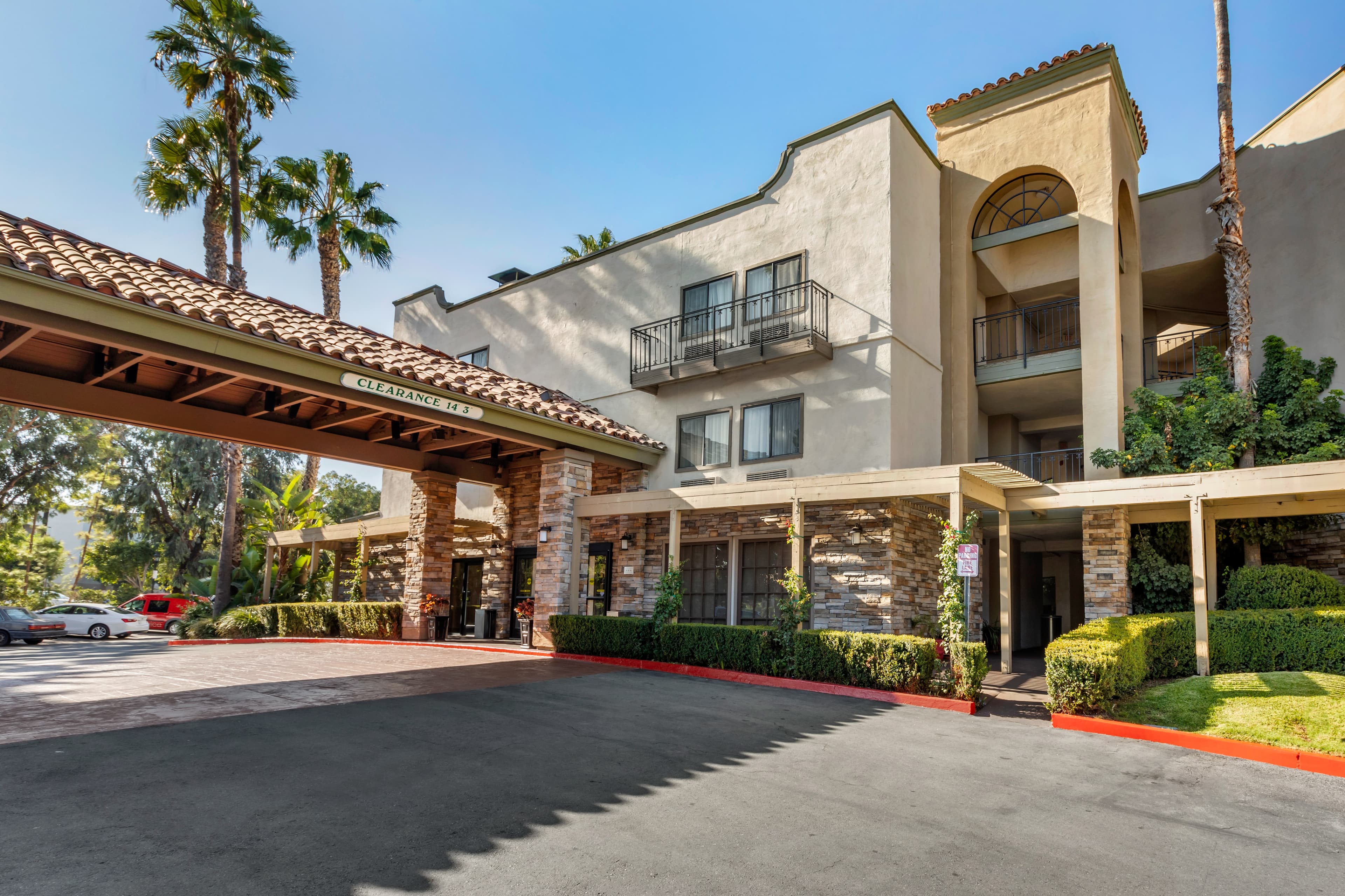 Comfort Inn & Suites Orange County John Wayne Airport - Image 1