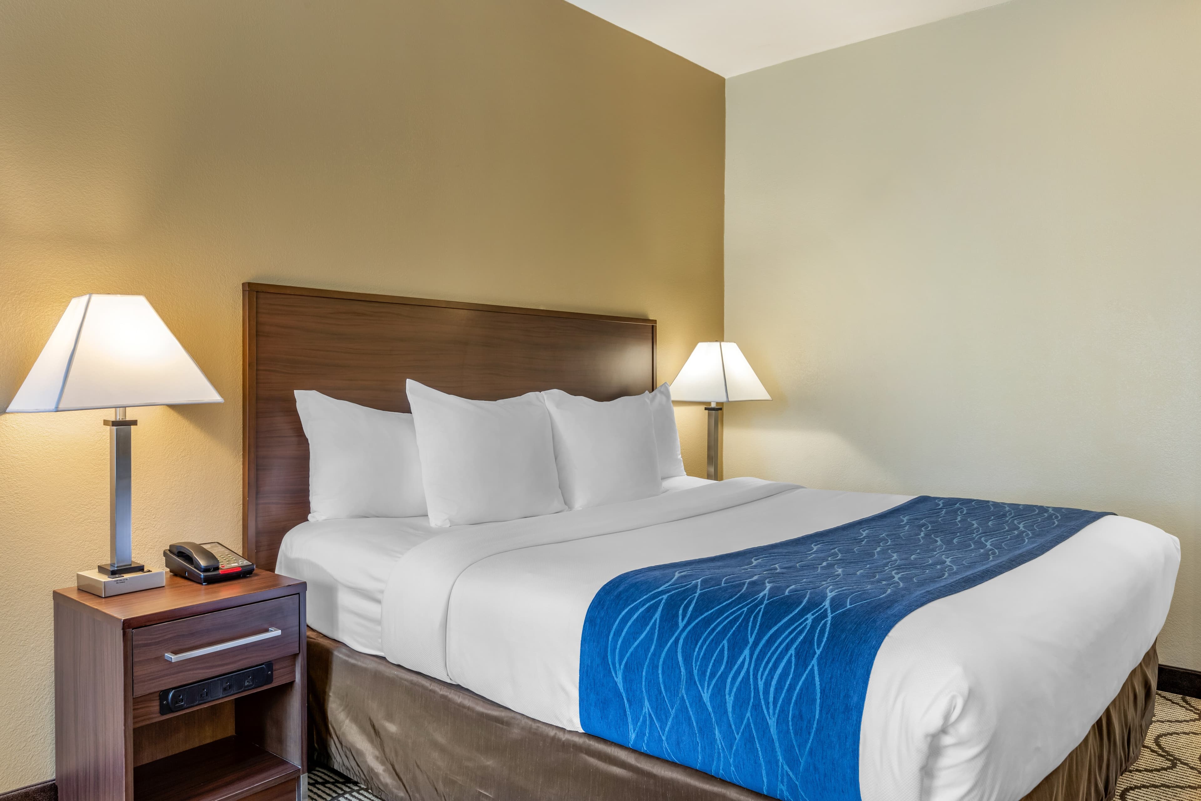 Comfort Inn & Suites Orange County John Wayne Airport - Image 2