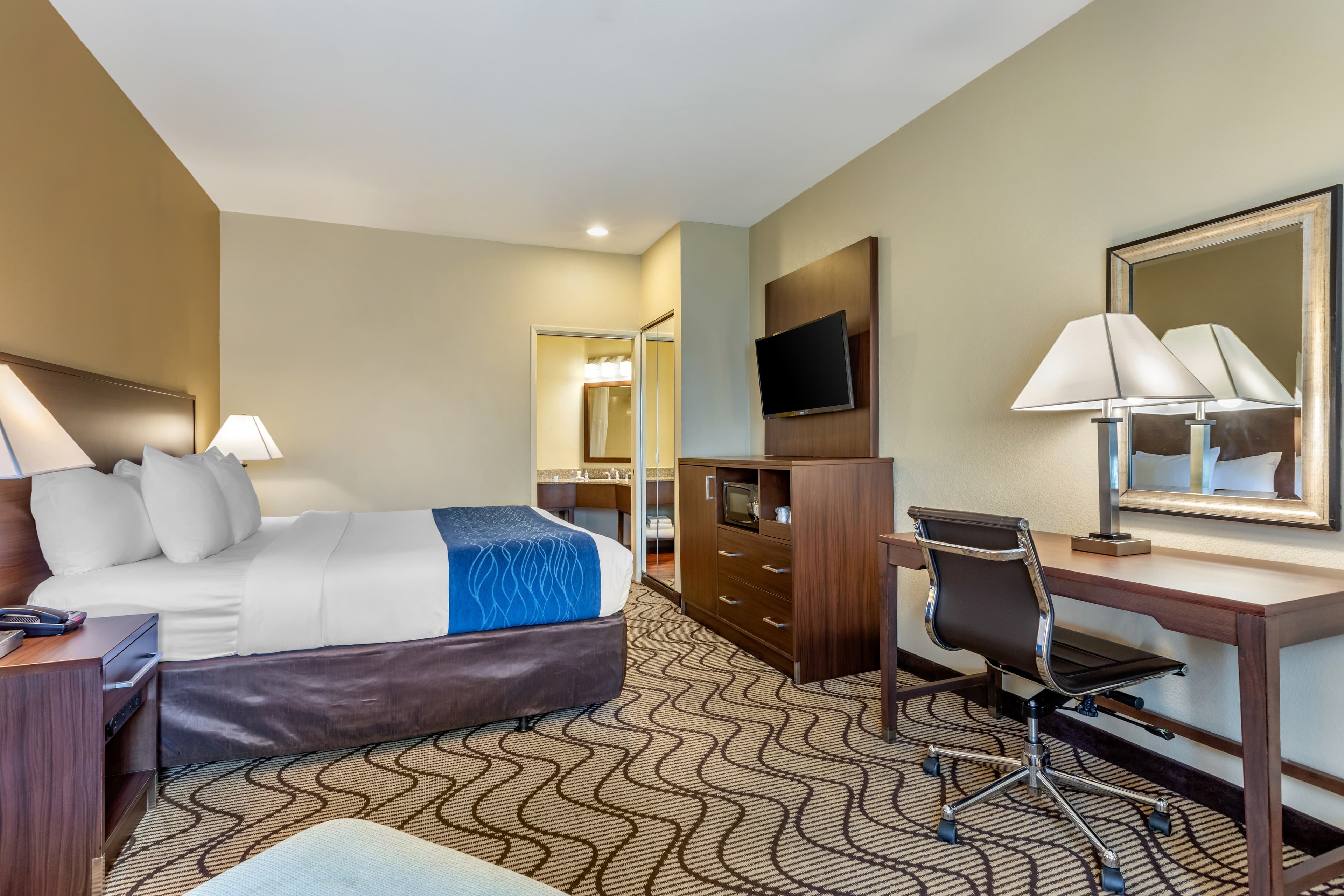 Comfort Inn & Suites Orange County John Wayne Airport - Image 4