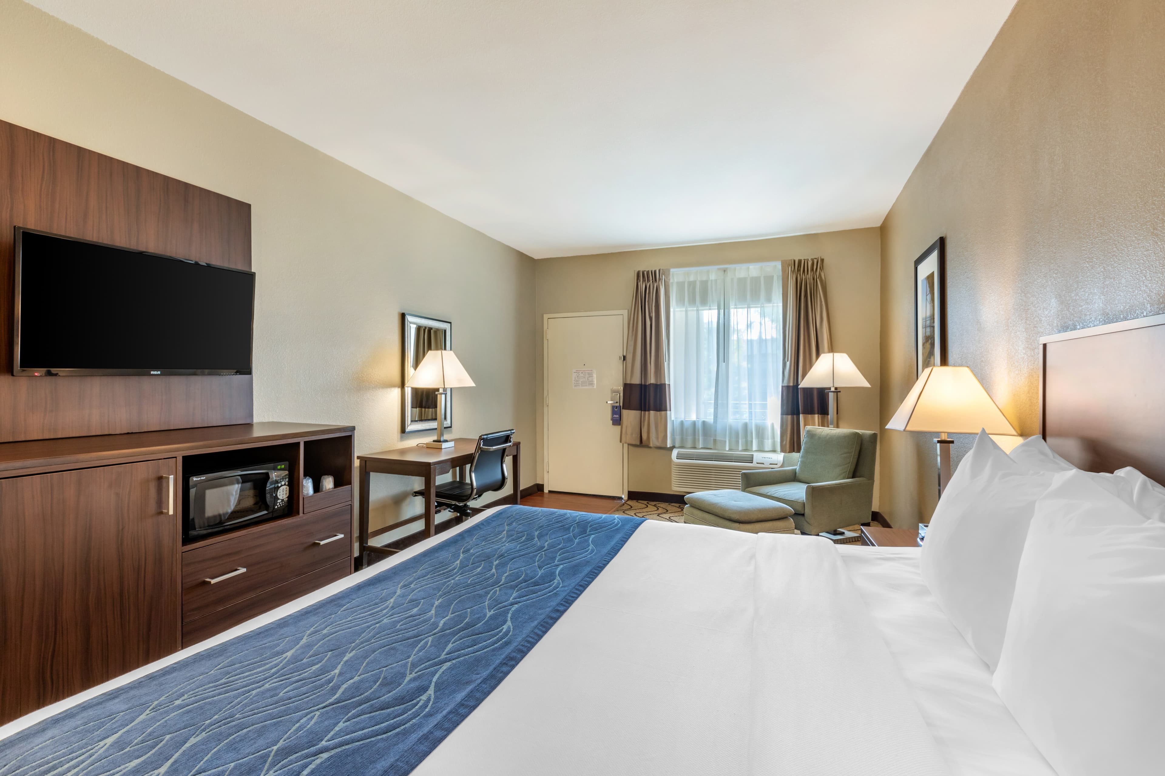 Comfort Inn & Suites Orange County John Wayne Airport - Image 5