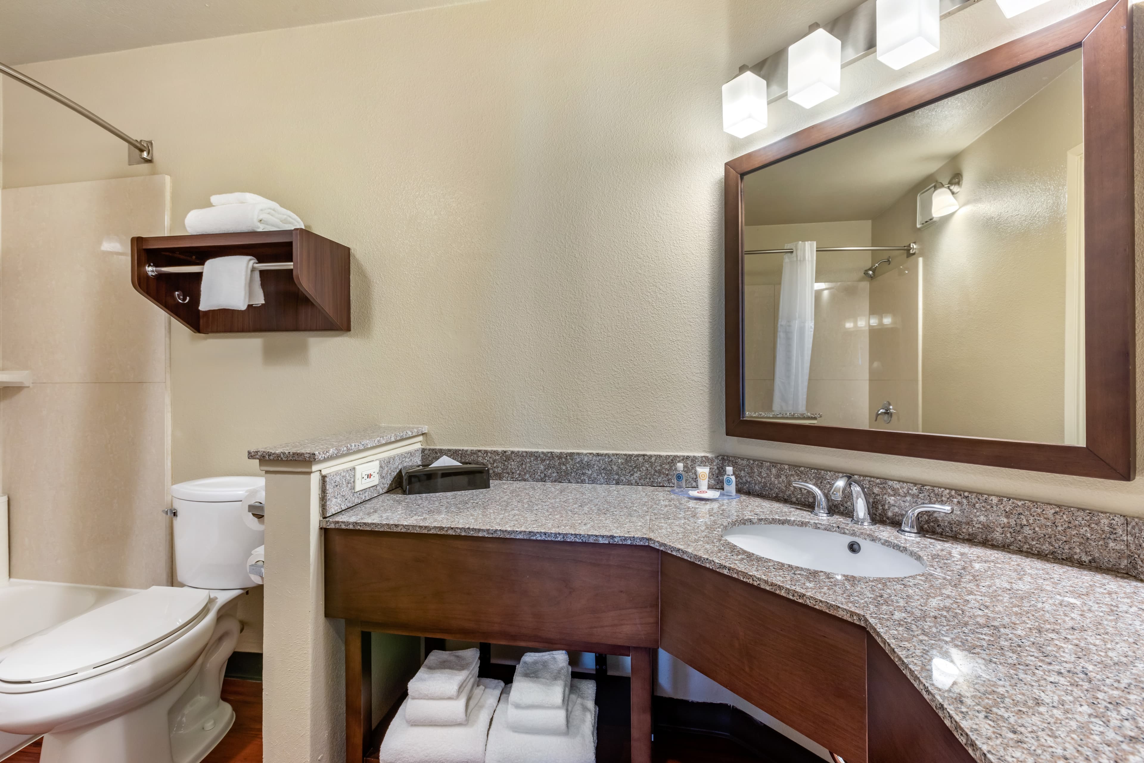 Comfort Inn & Suites Orange County John Wayne Airport — 6