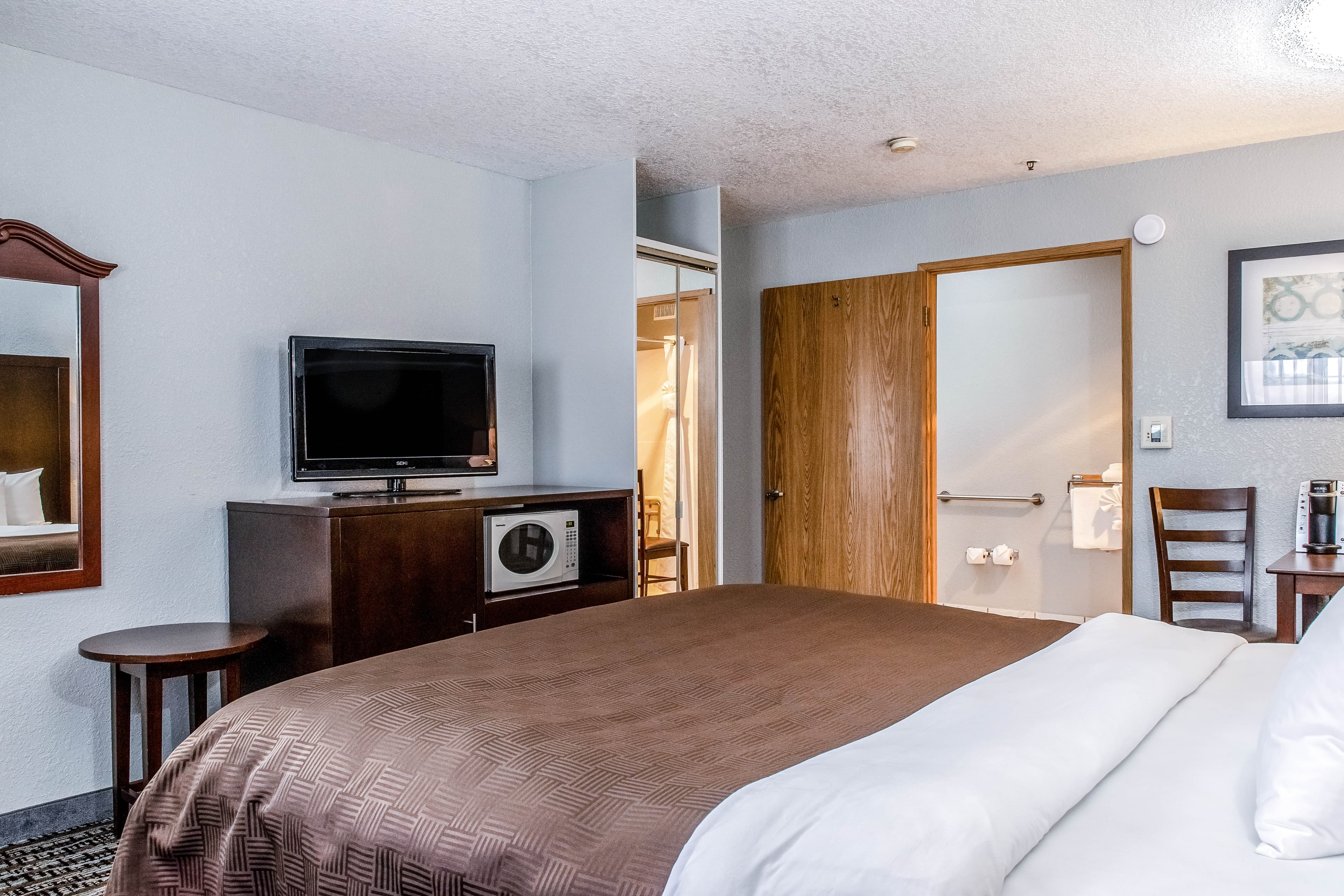 Clarion Hotel By Humboldt Bay - Image 3
