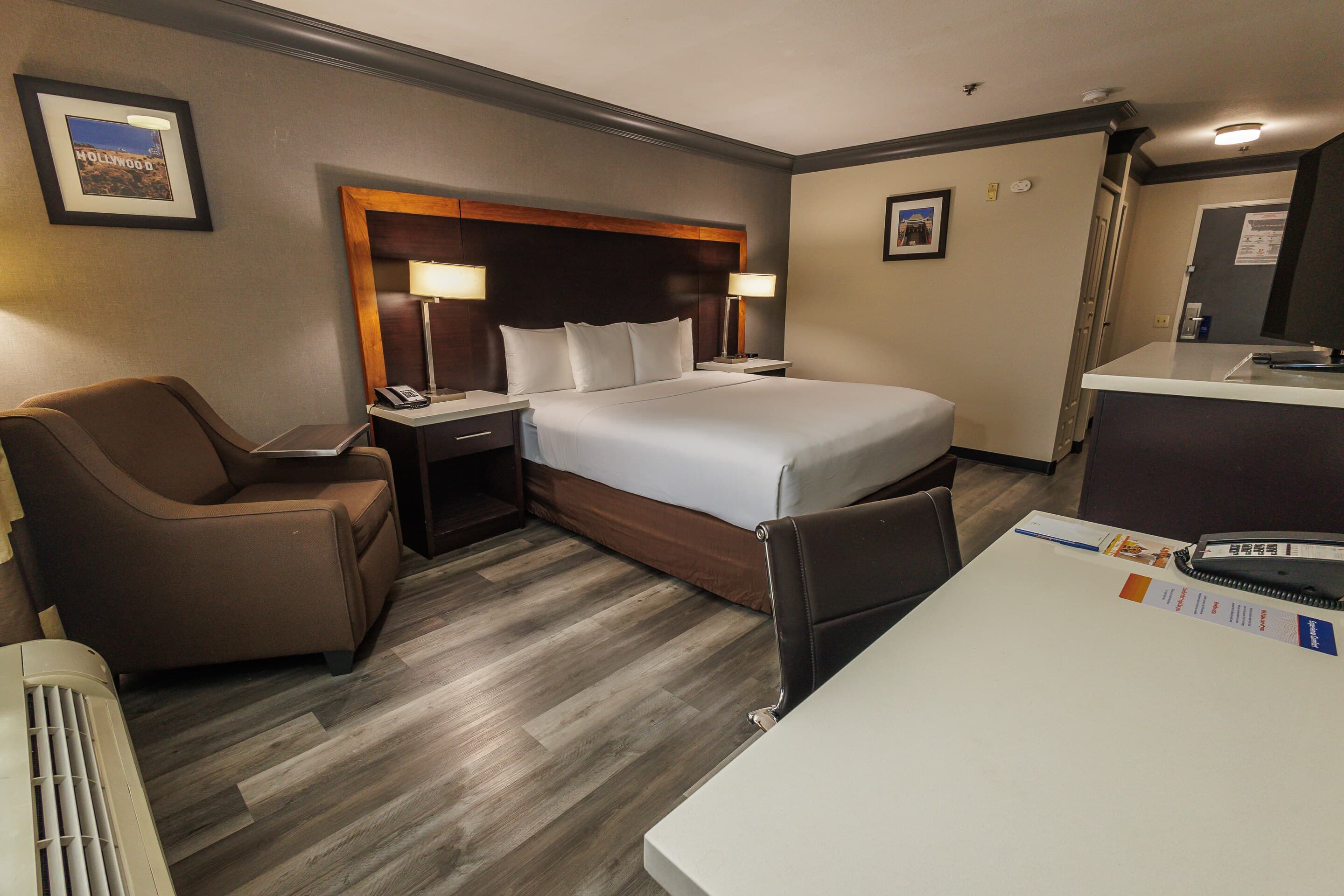 Comfort Inn & Suites Near Universal - N. Hollywood - Burbank - Image 3