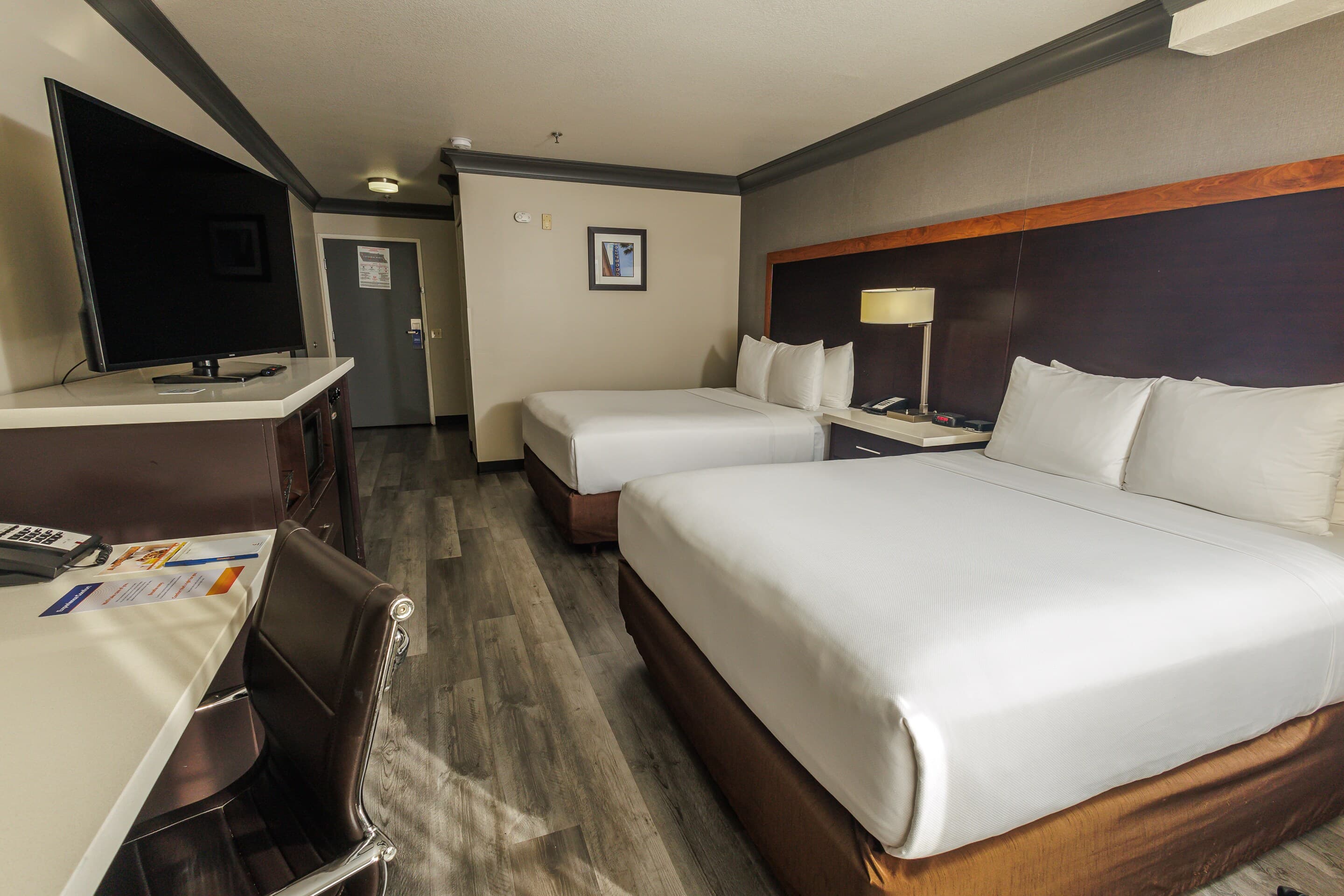 Comfort Inn & Suites Near Universal - N. Hollywood - Burbank - Image 5
