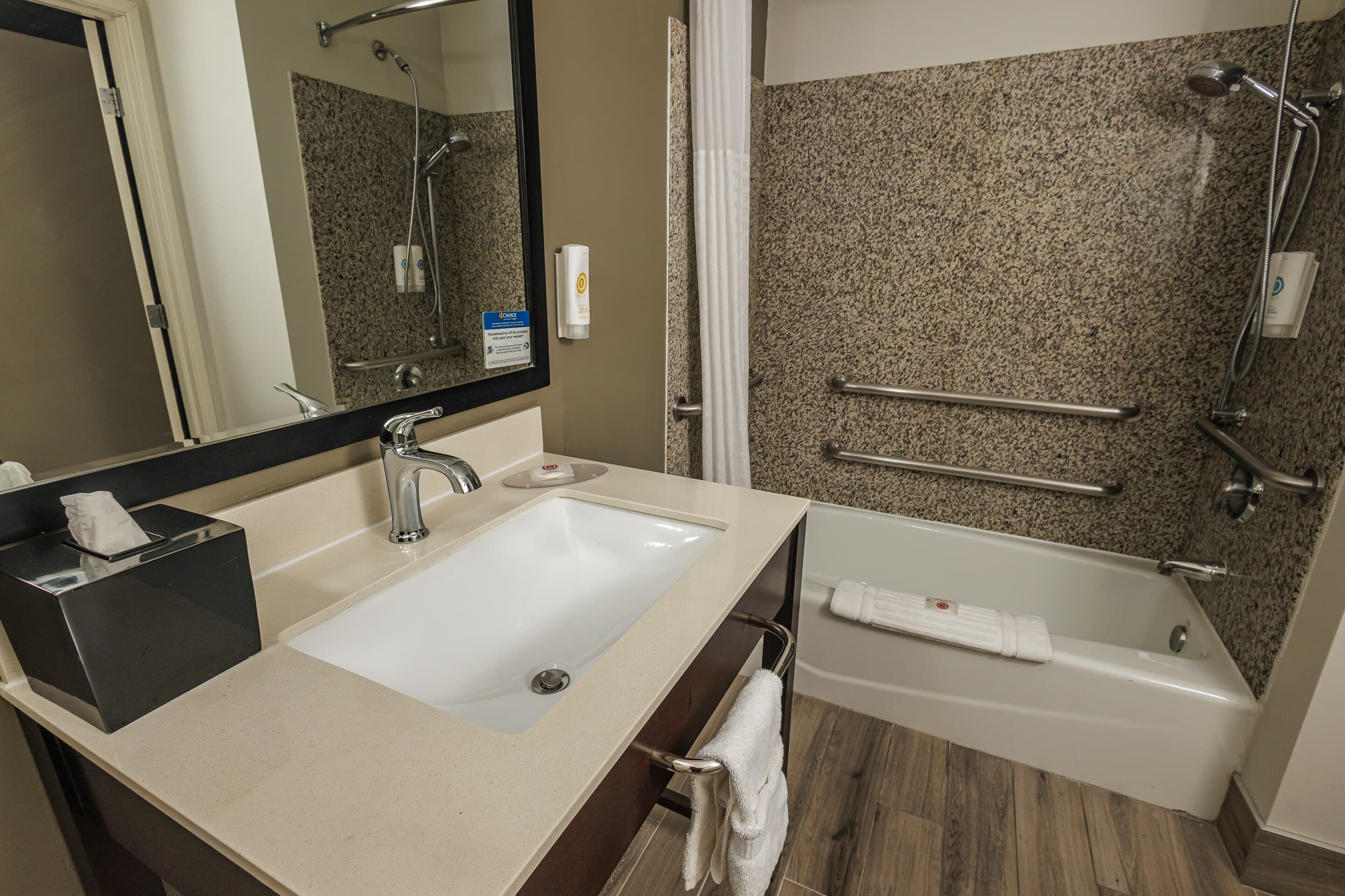 Comfort Inn & Suites Near Universal - N. Hollywood - Burbank - Image 4