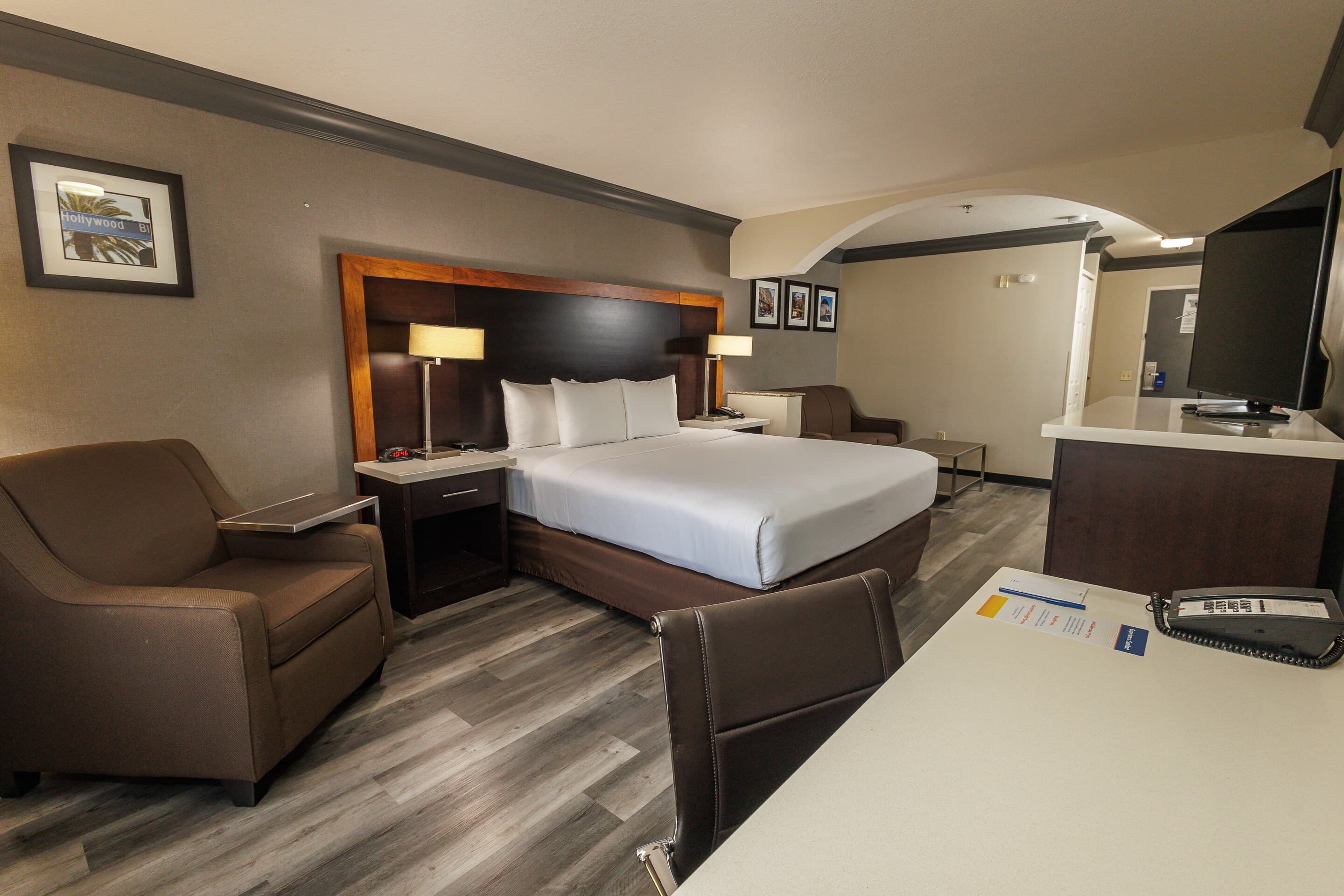 Comfort Inn & Suites Near Universal - N. Hollywood - Burbank — 17
